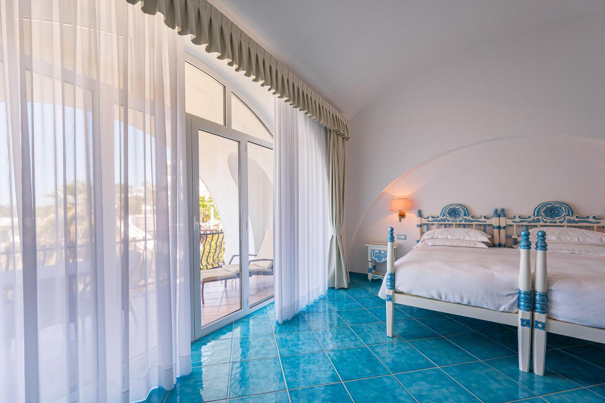 Deluxe Double Room with Sea View - Photo 11
