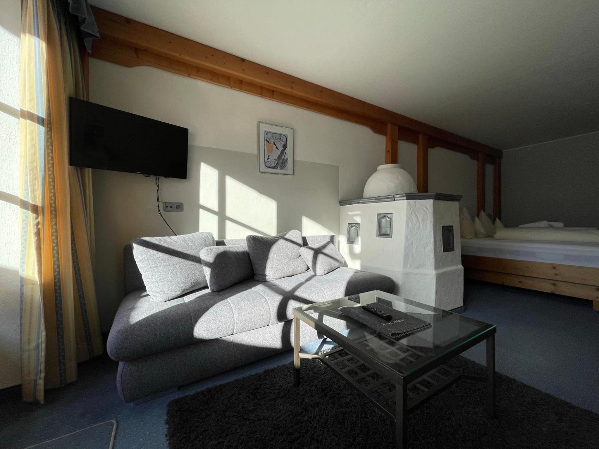Family Room (2 Adults + 1 Child) - Photo 3