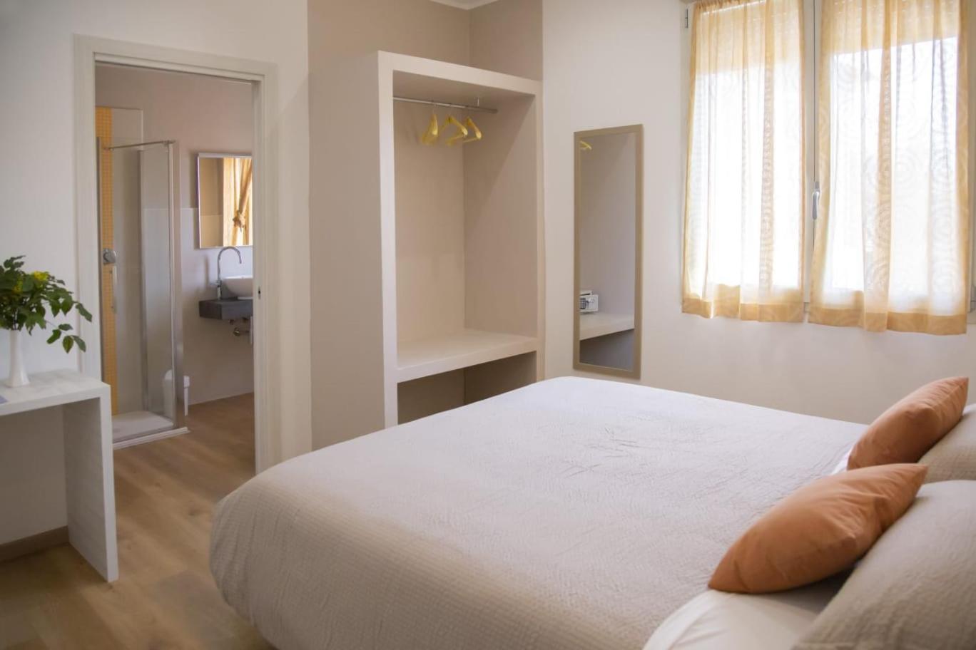Double or Twin Room with Private Bathroom photo 2