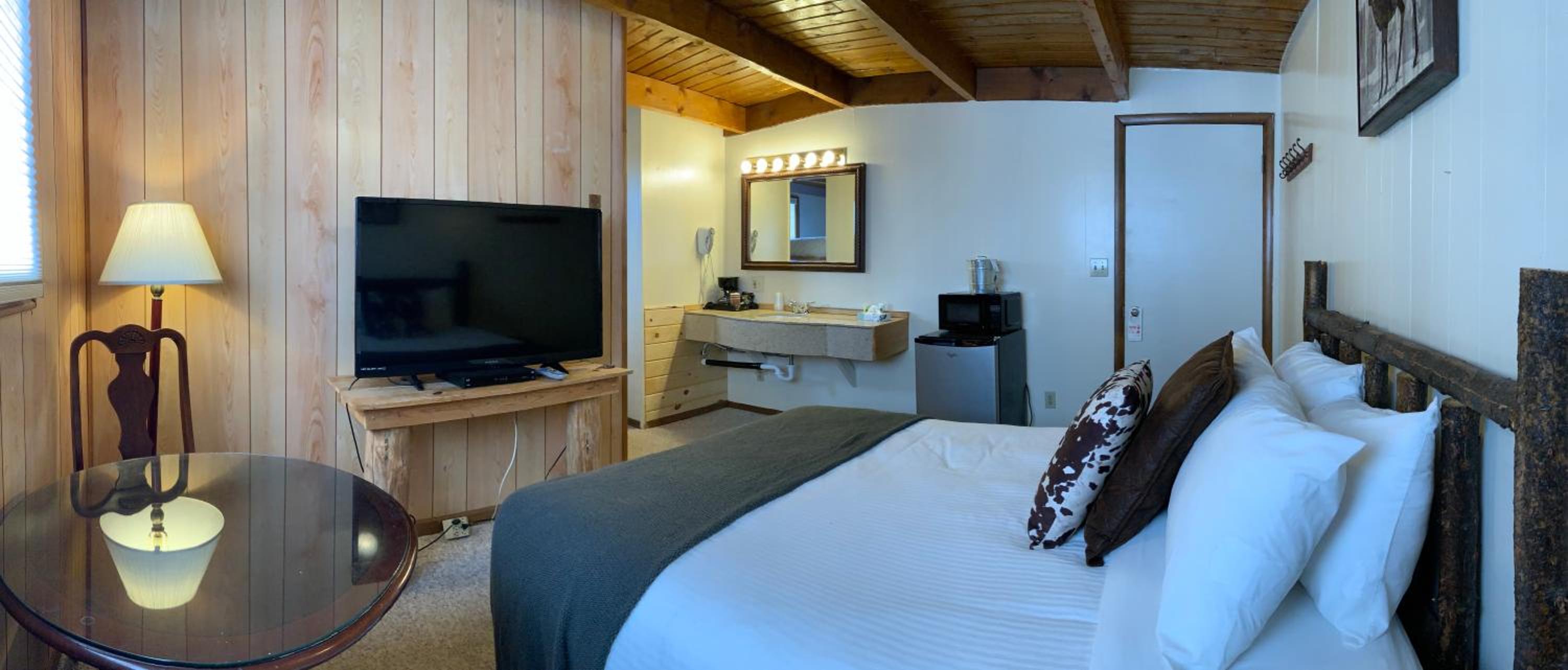 Main Lodge with 1 Queen Bed & 1 Bunk bed photo 1