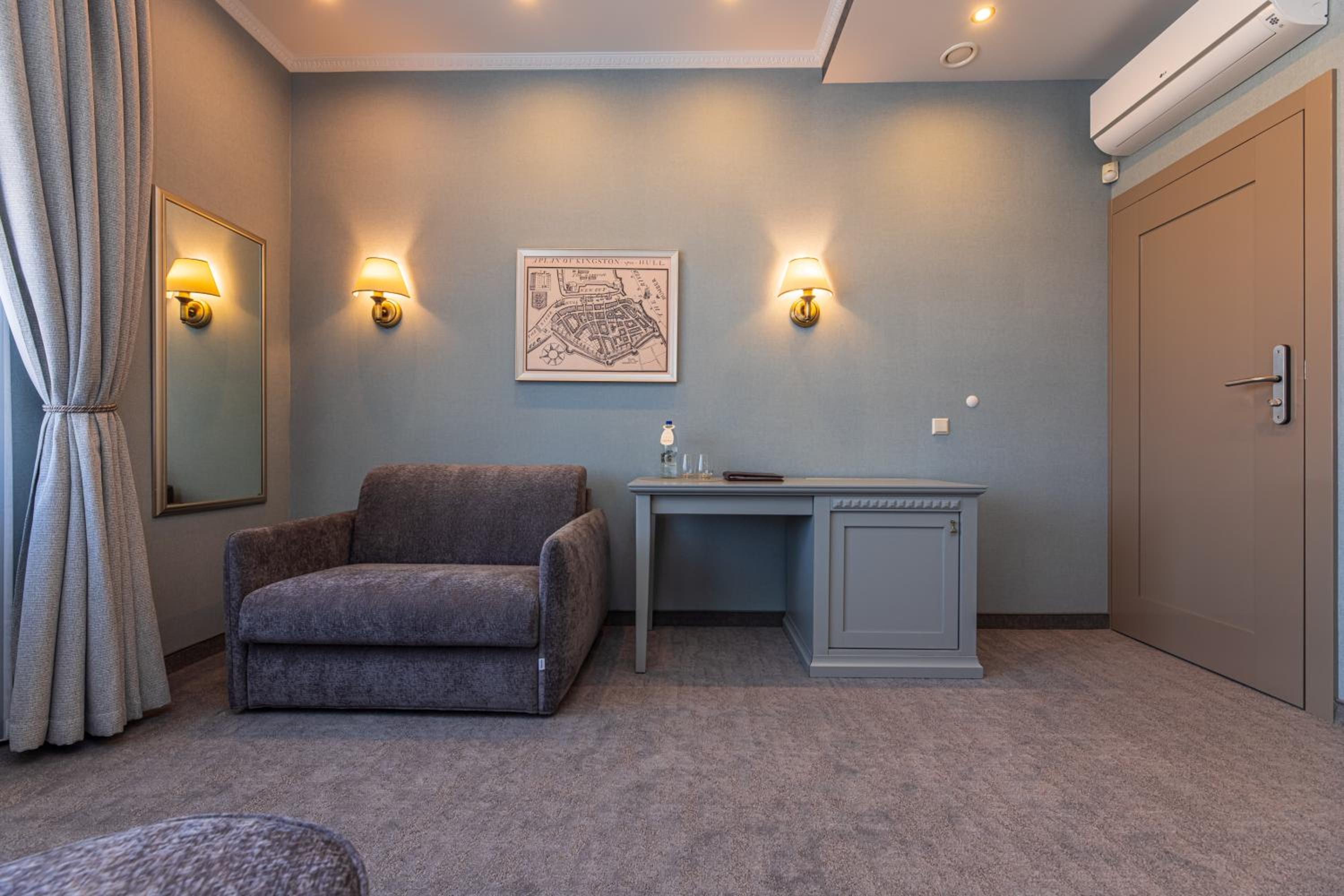 Premium Room with Balcony and Sofa - Photo 11