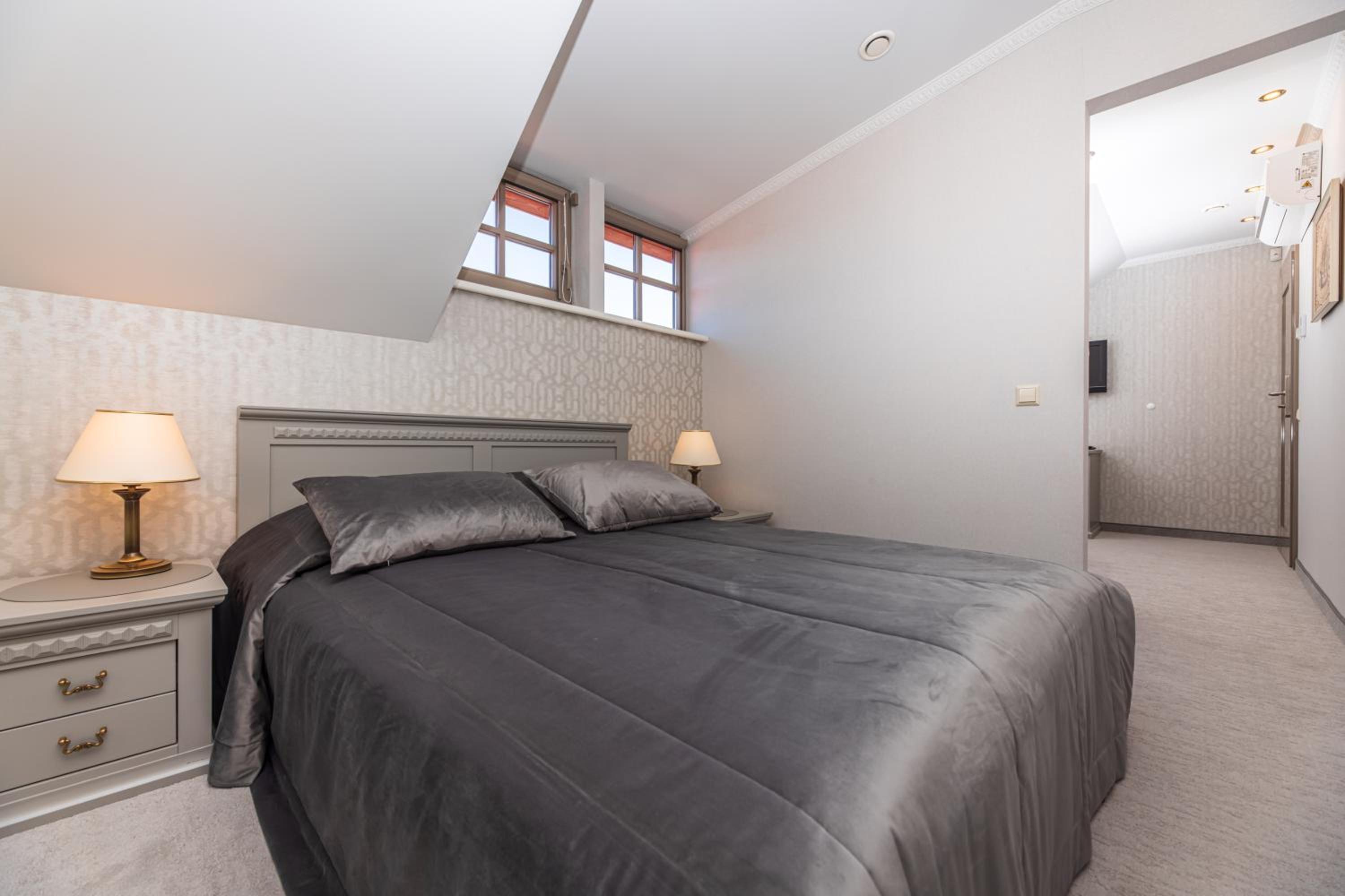 Premium Room with Extra Bed - Photo 12