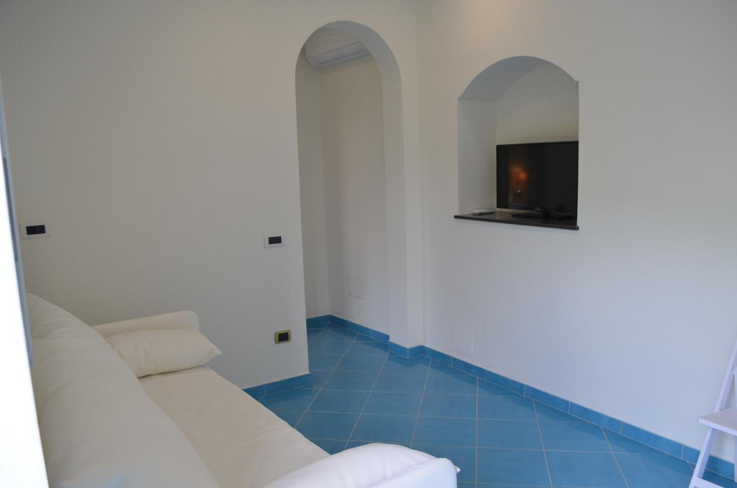 Deluxe Quadruple Room - Photo 16