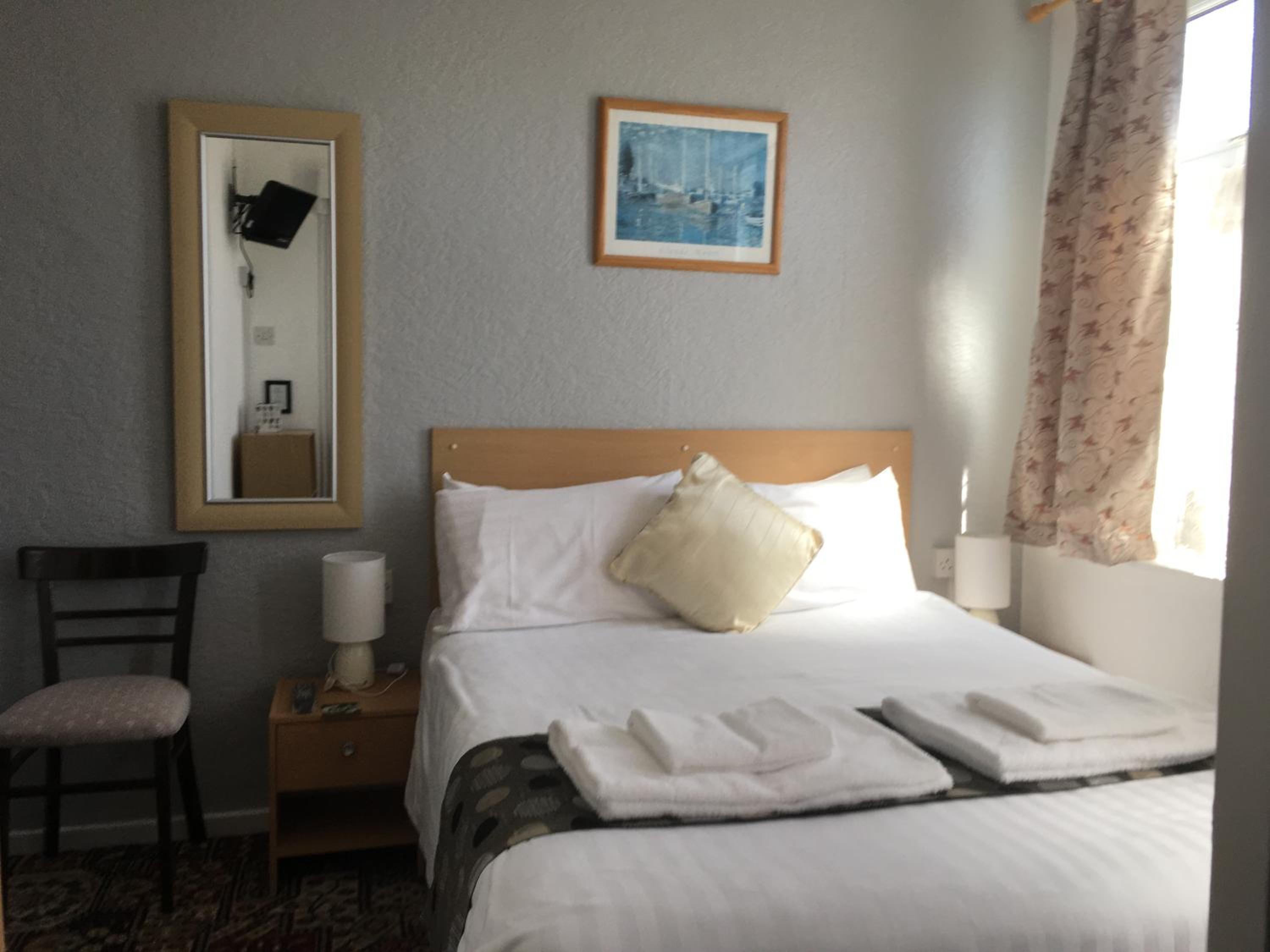 Budget Double Room - Ensuite - Photo 2