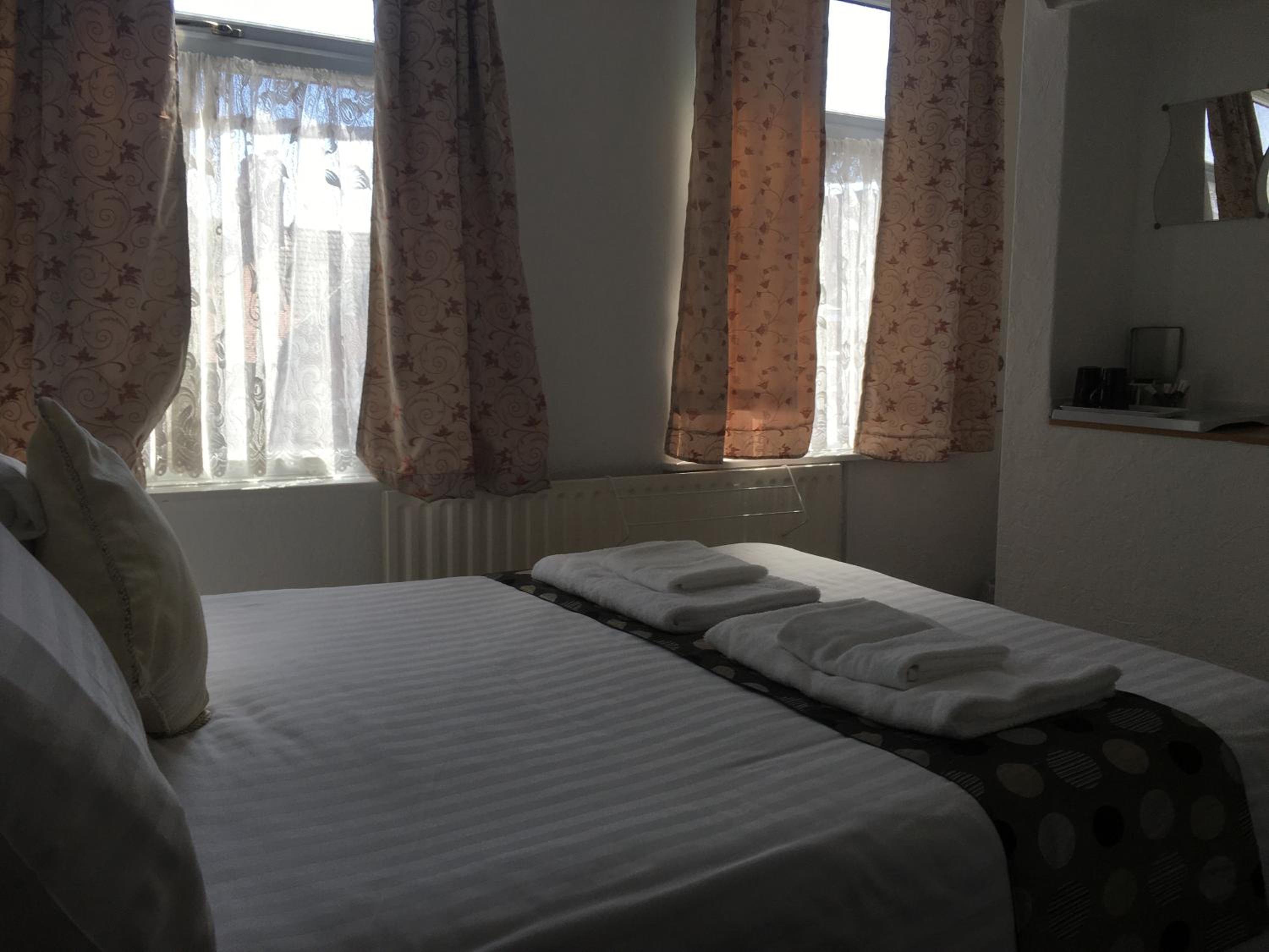 Budget Double Room - Ensuite - Photo 4