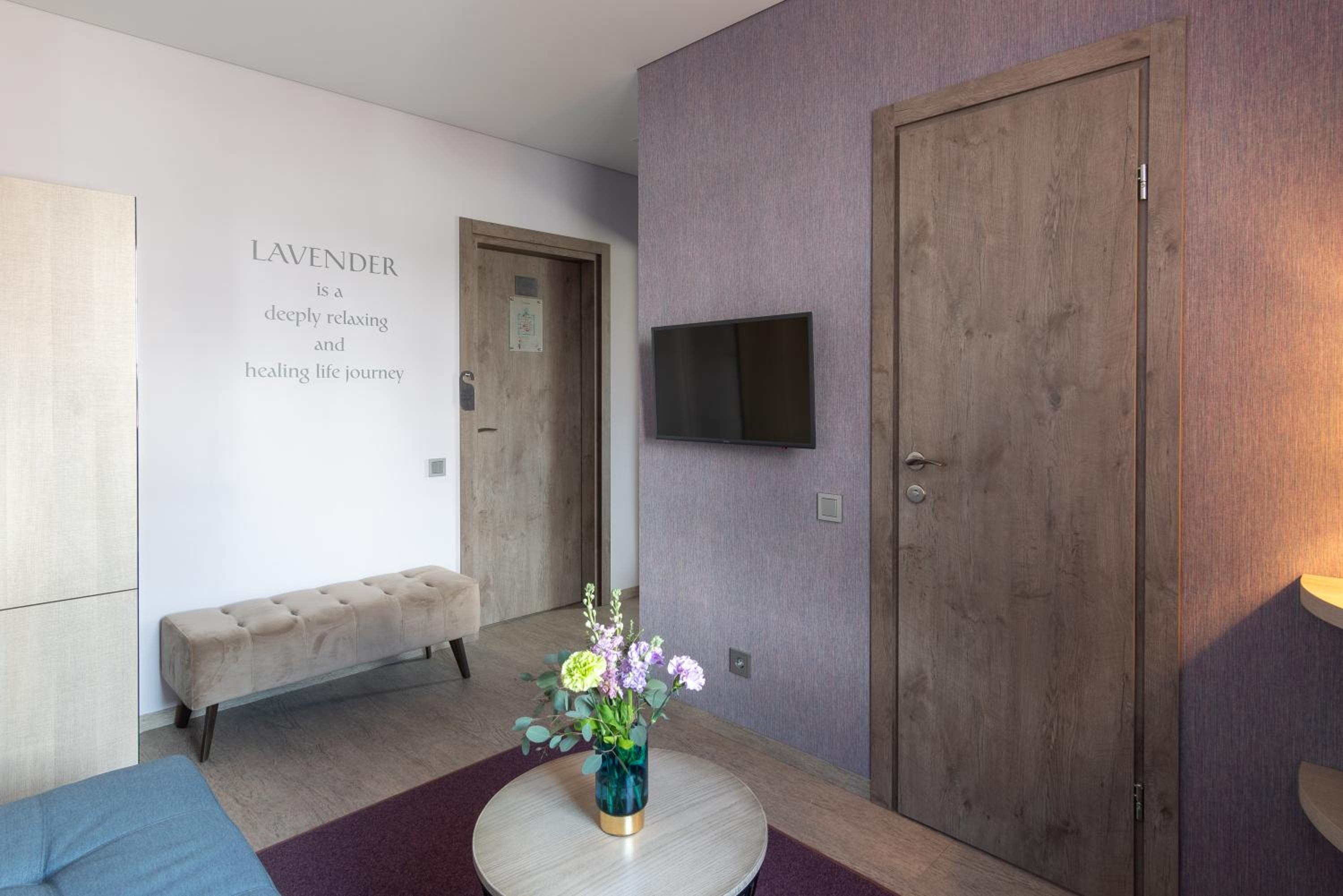 Suite with Lake View - Photo 9