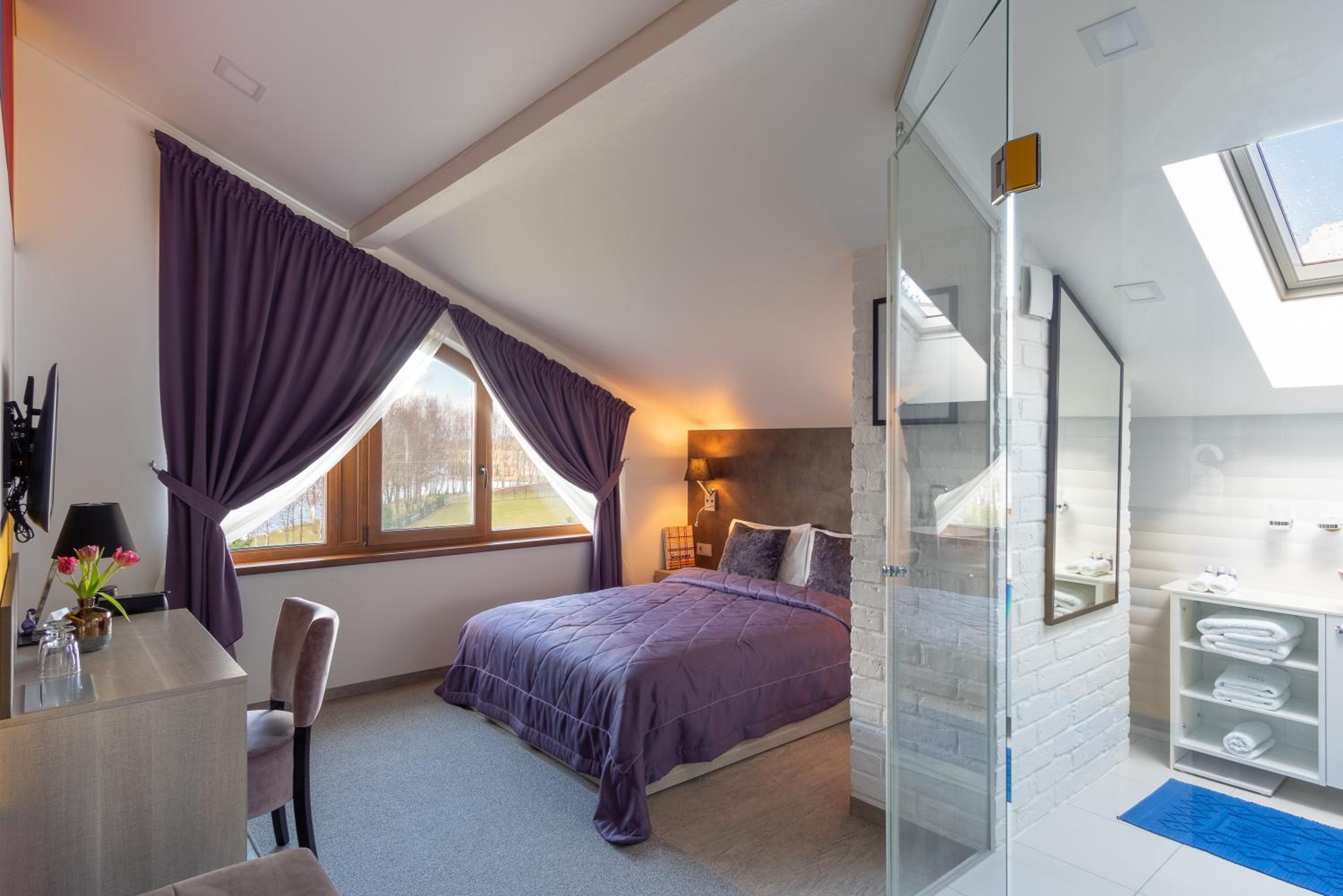 Double Room with Lake View - Photo 18