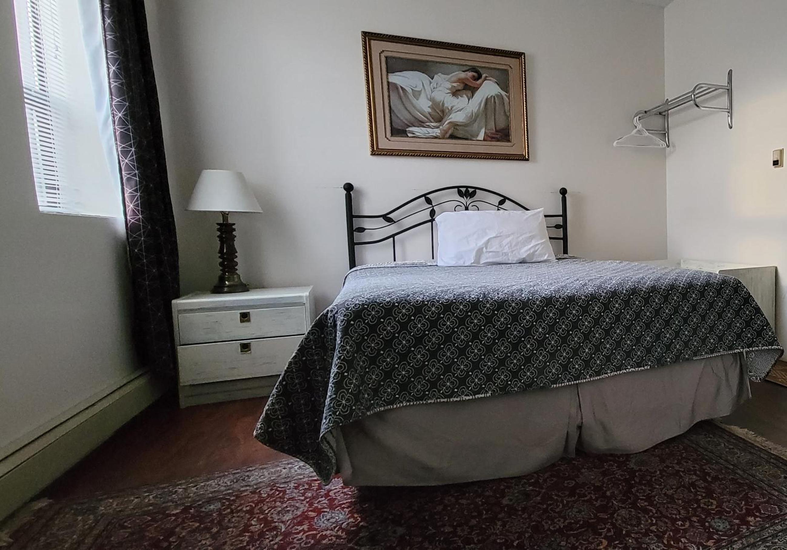 Queen Room photo 2