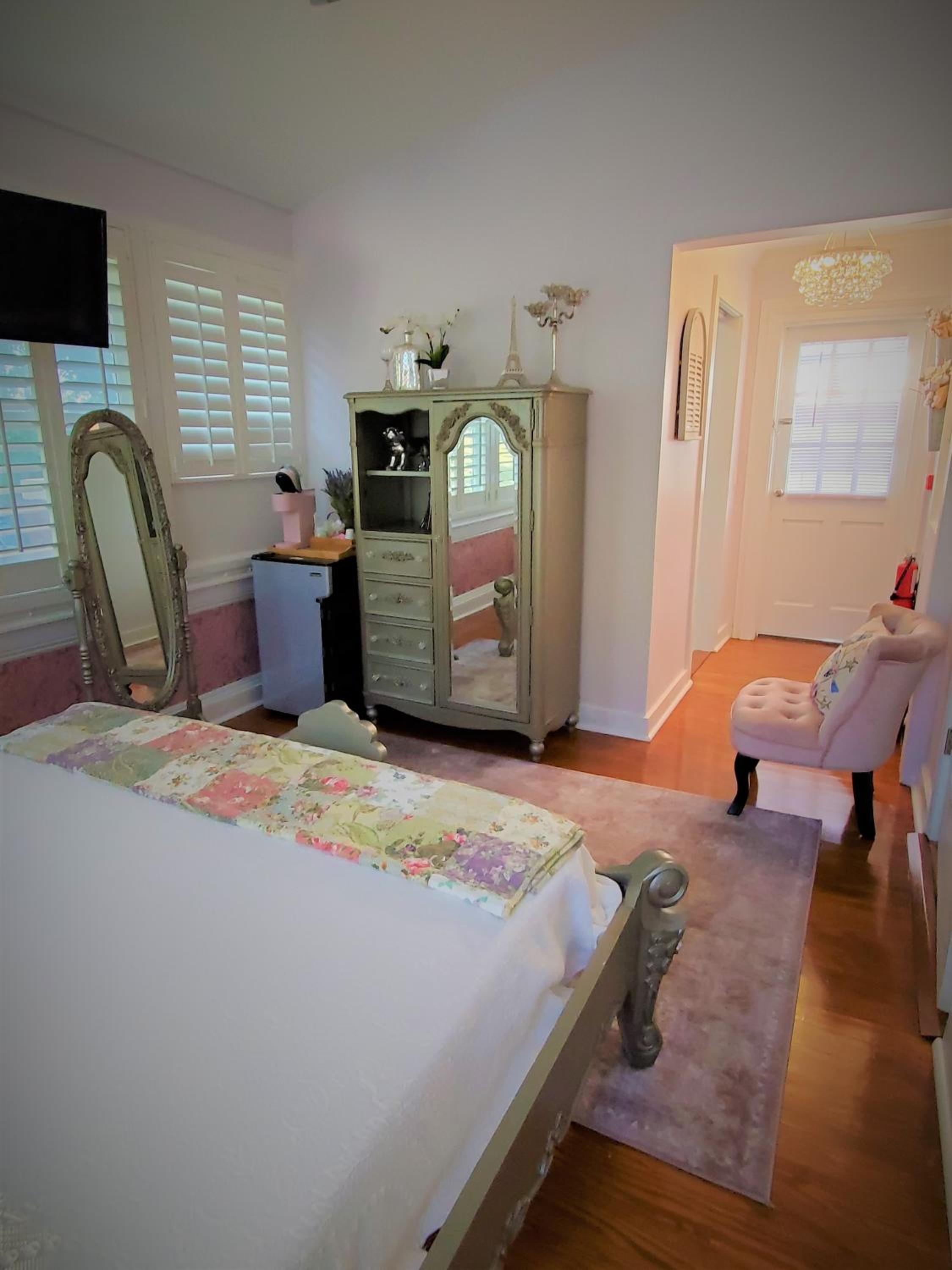 Small Queen Room photo 3