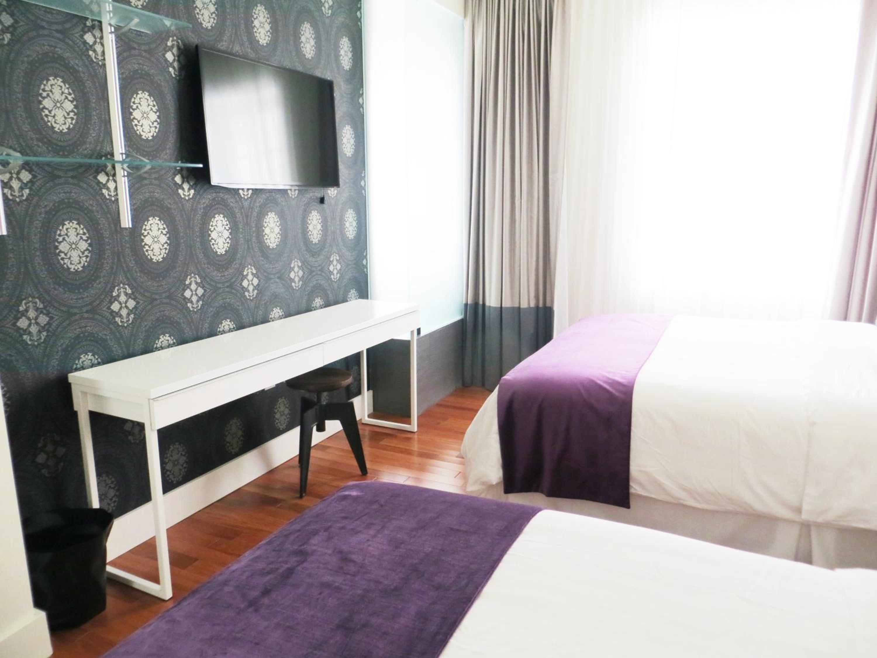 Queen Room with Two Queen Beds - No Resort Fee - Photo 9