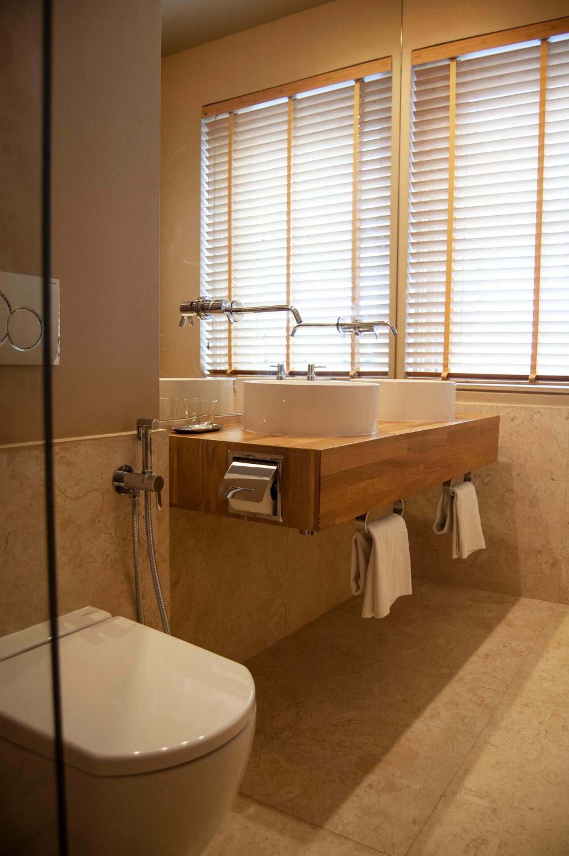 Deluxe Double or Twin Room thumbnail 5