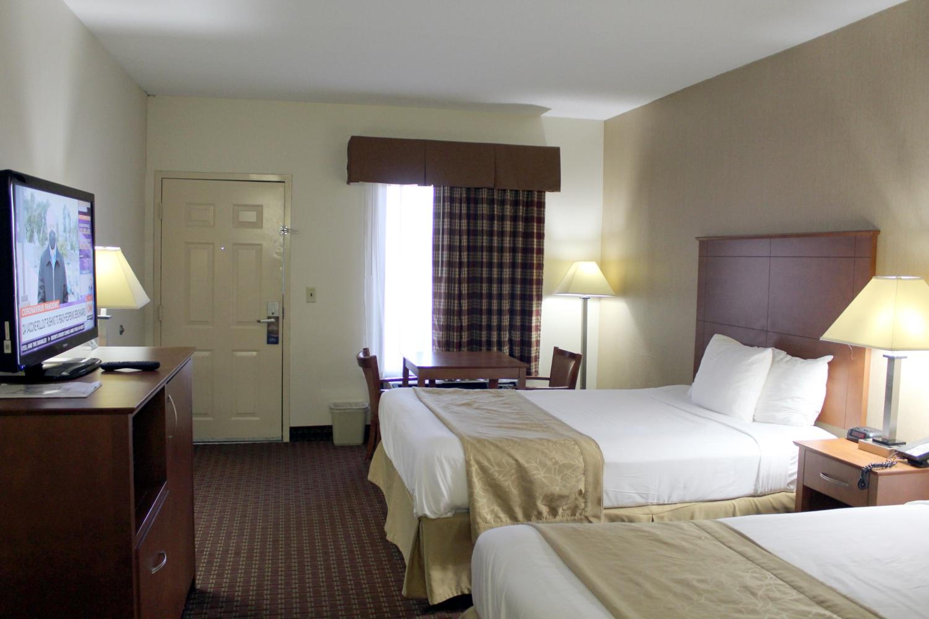 Queen Room with Two Queen Beds - Mobility Access/Non-Smoking photo 1