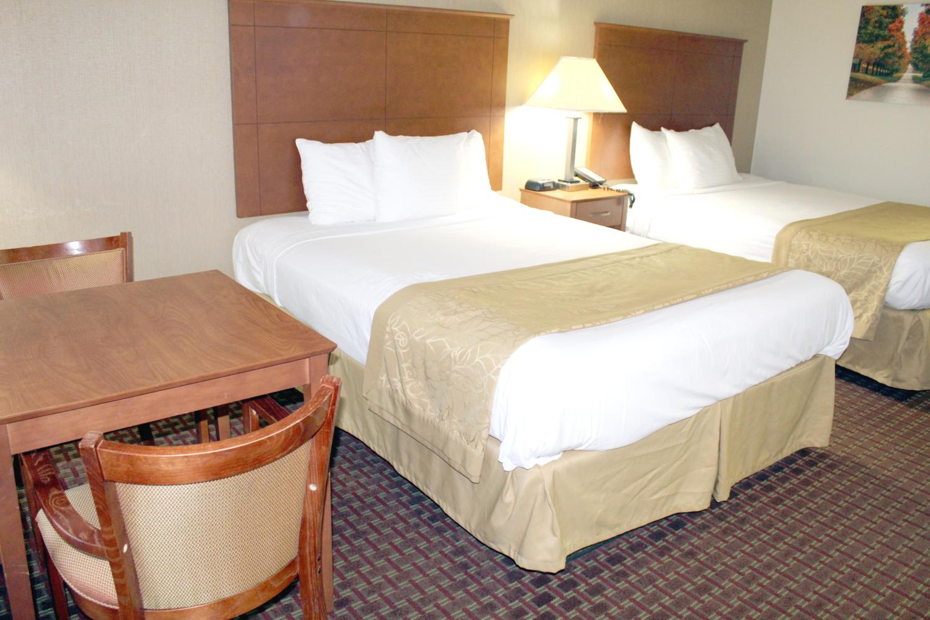Queen Room with Two Queen Beds - Mobility Access/Non-Smoking photo 3