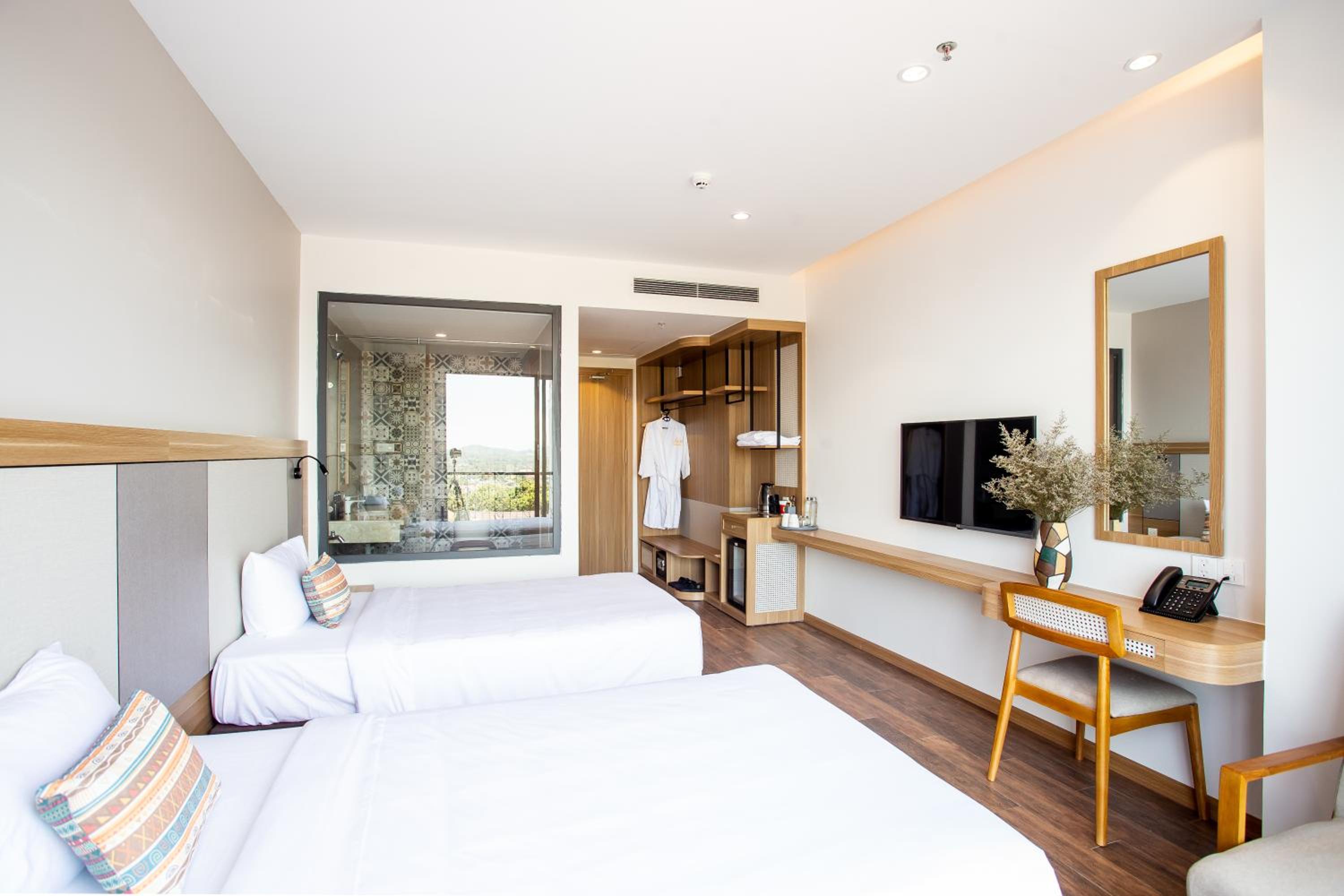 Deluxe Double or Twin Room with City View