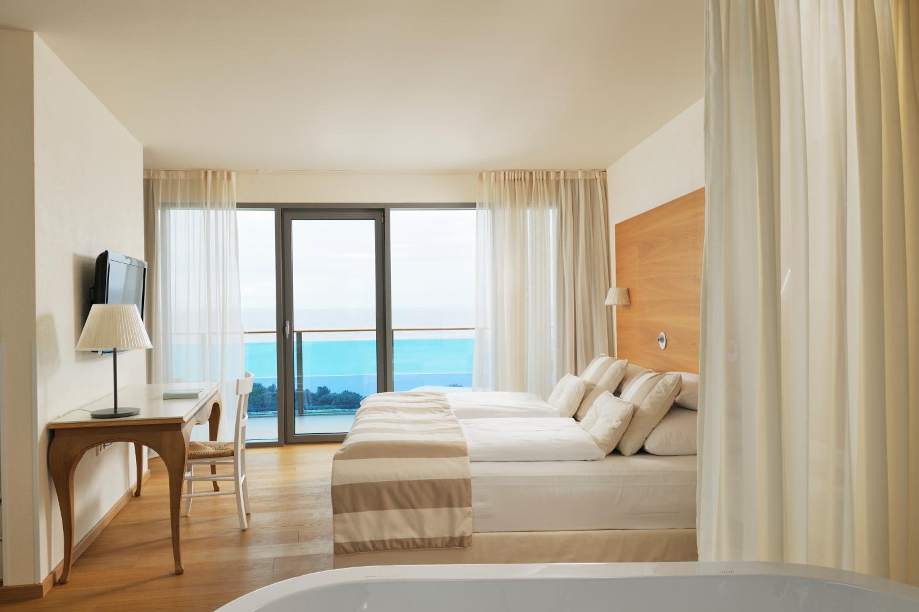 Senior Suite with Balcony and Sea View photo 1