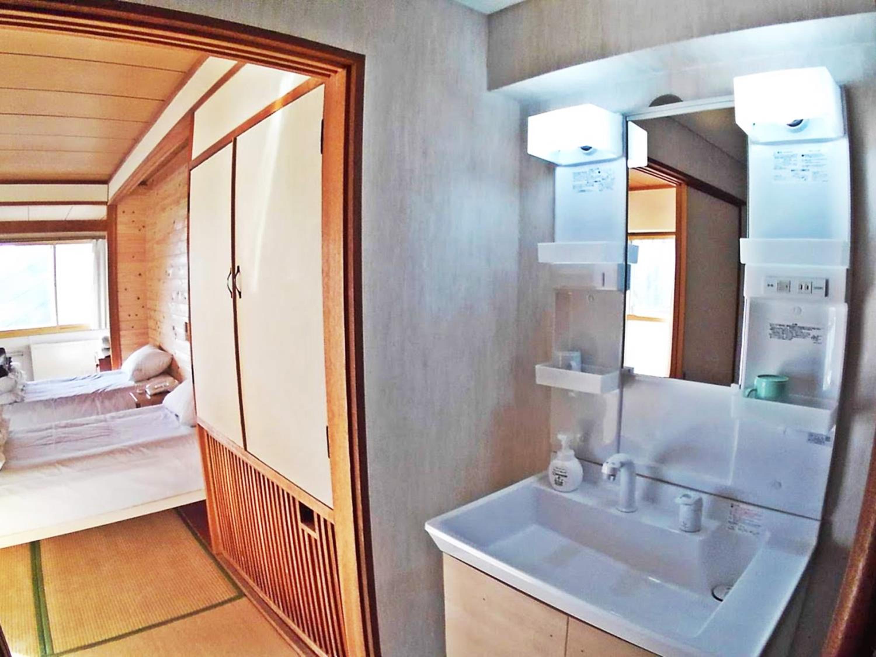 Room with Tatami Area and Shared Bathroom photo 3