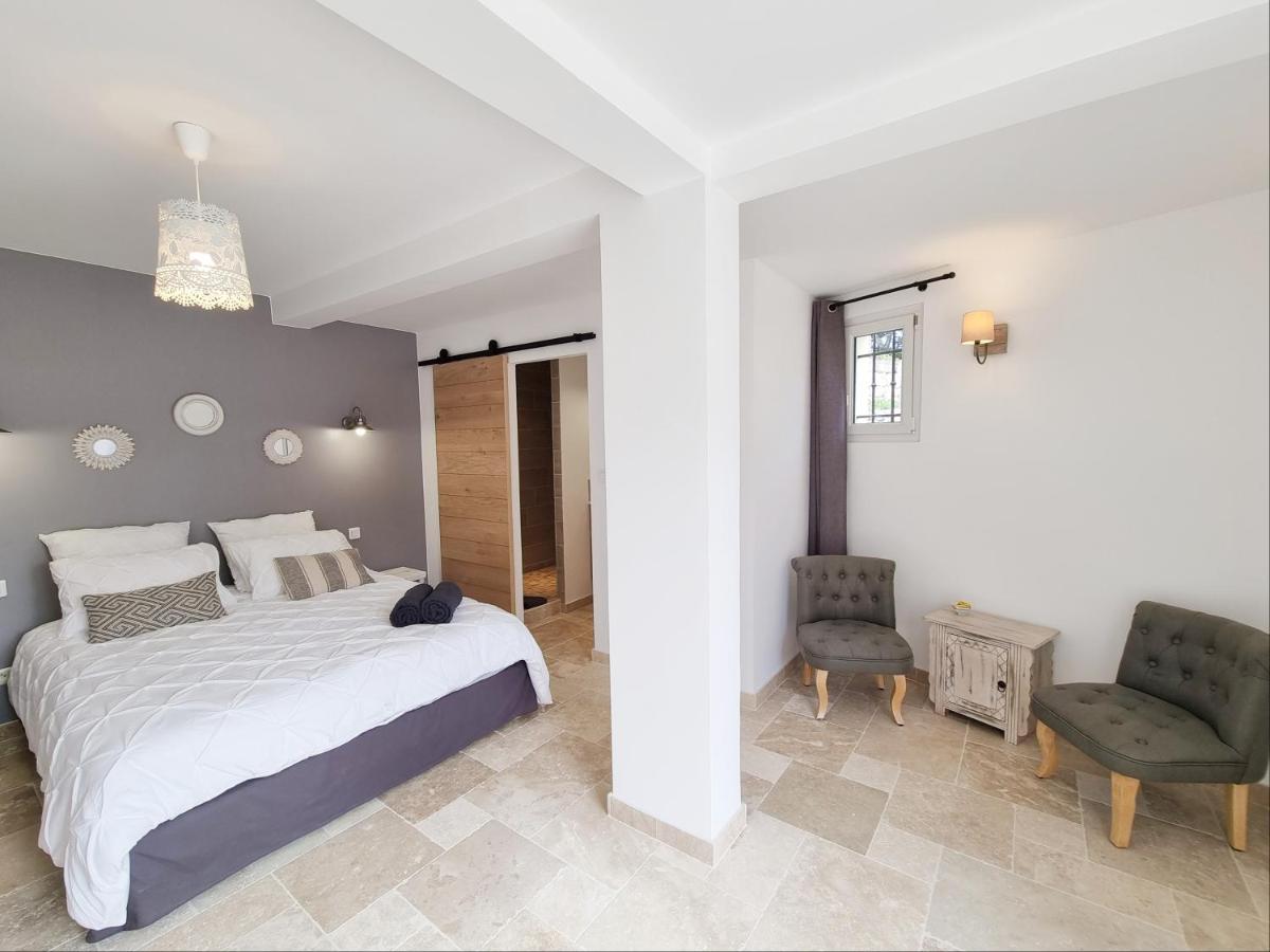 Queen Room with Pool View photo 3