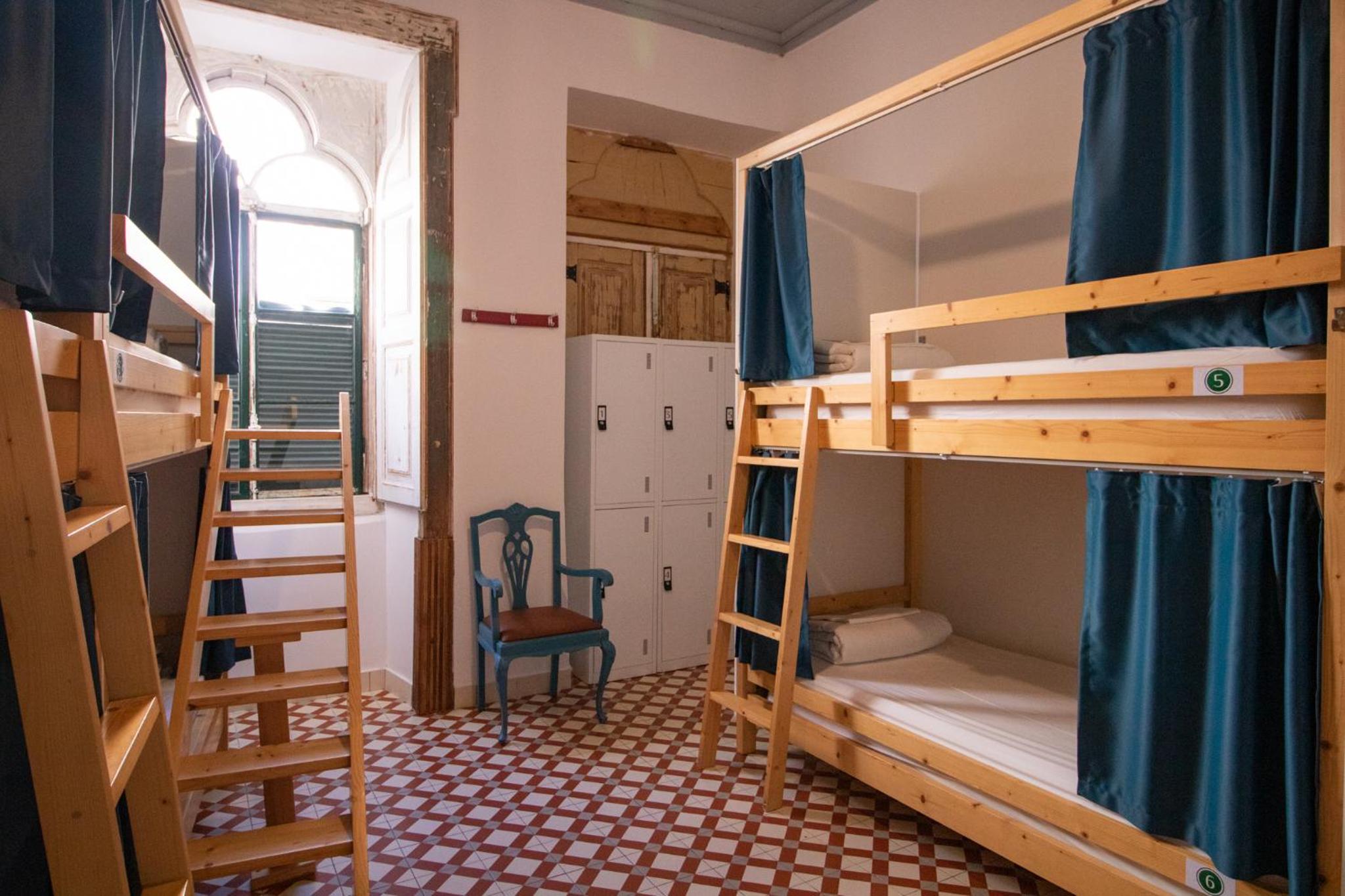 Bed in 8-Bed Mixed Dormitory Room photo 1