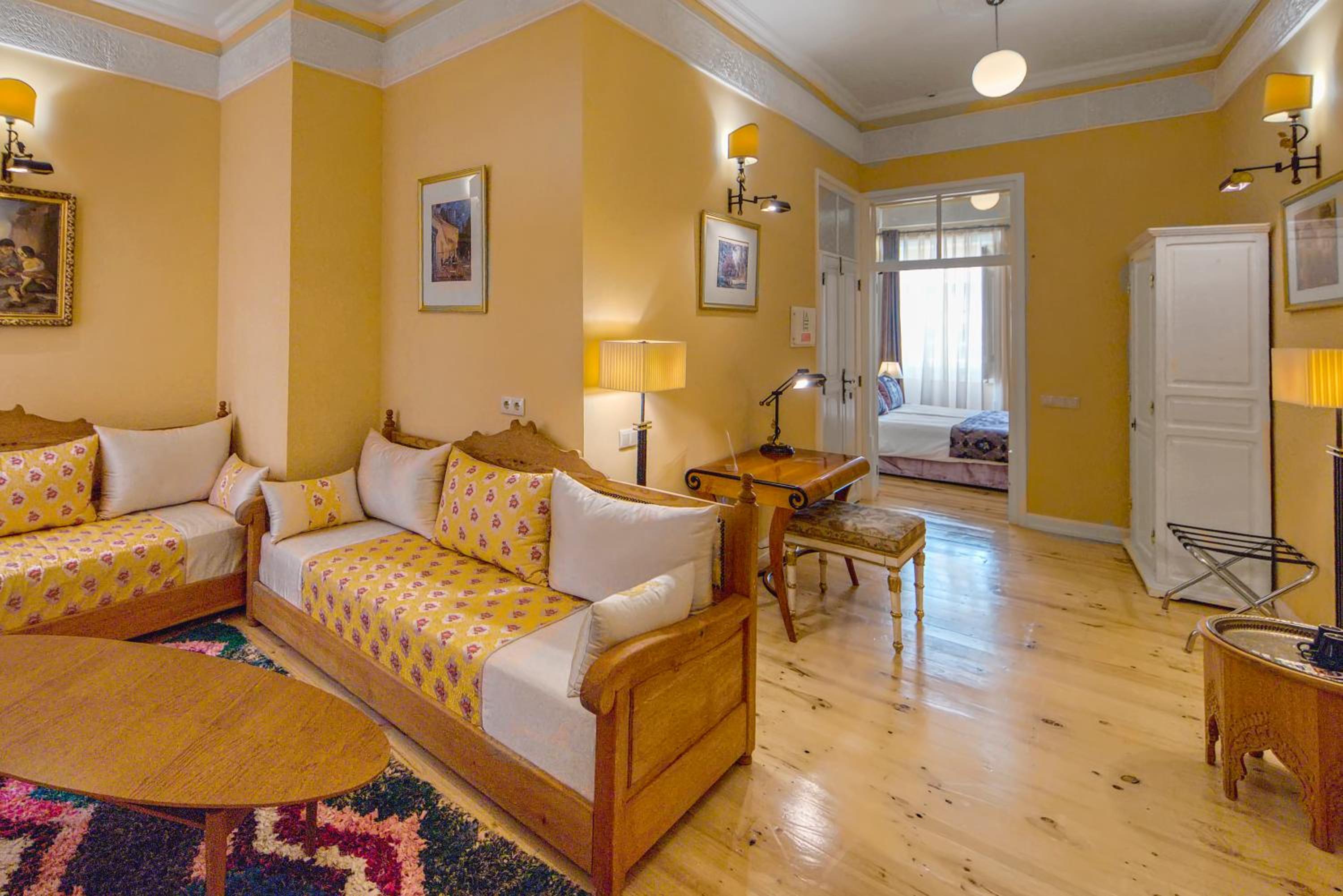 Suite with City View - Photo 2
