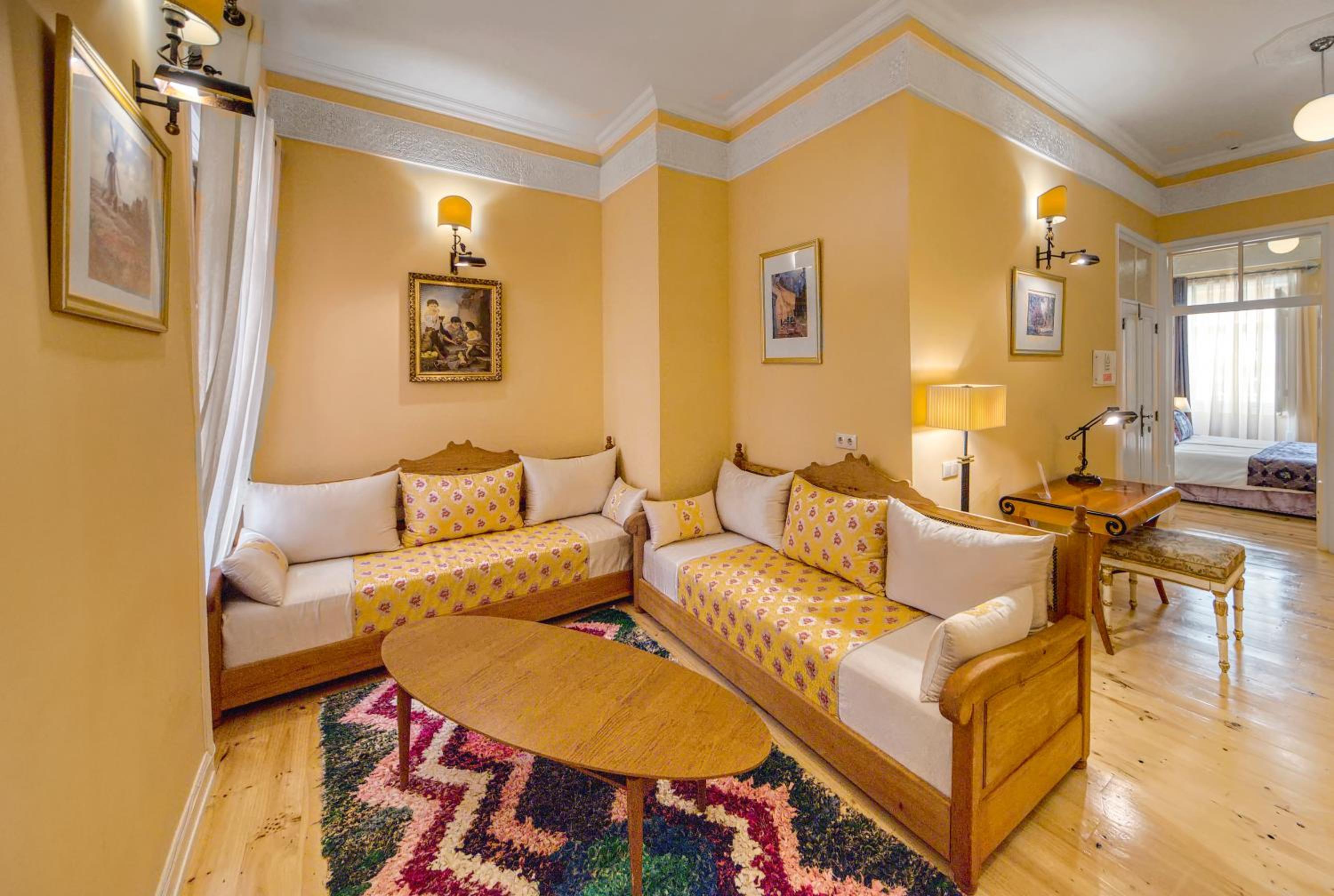 Suite with City View - Photo 3