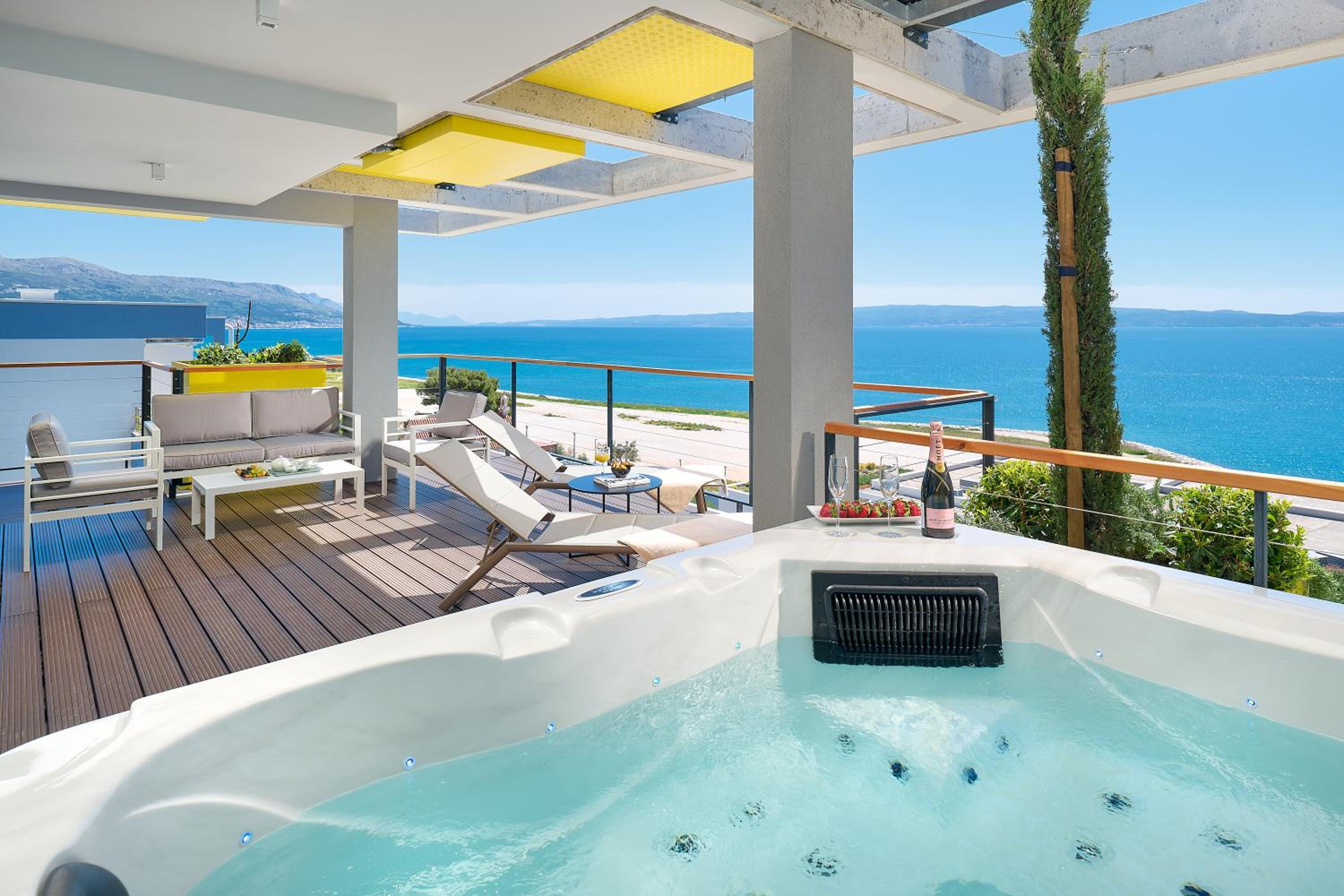 Two-Bedroom Apartment with Terrace, Sea View and Jacuzzi