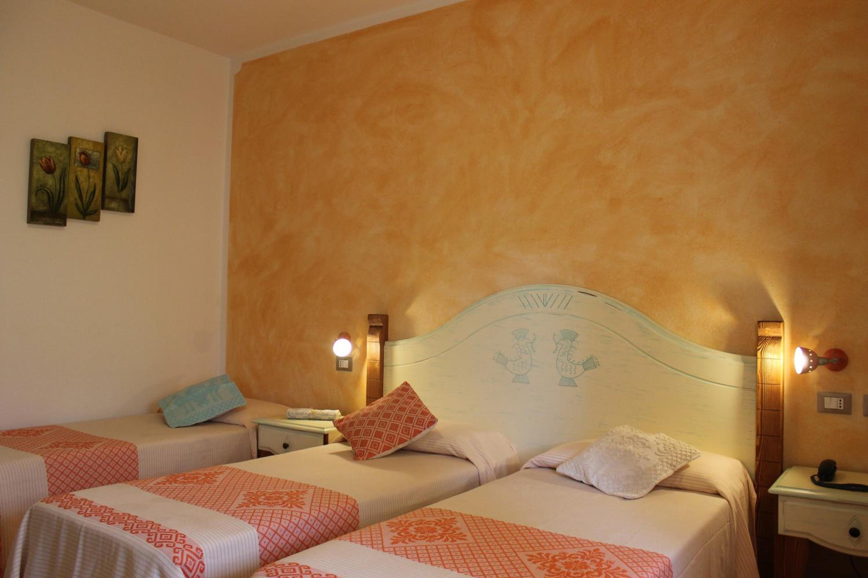 Triple Room with Balcony - Photo 11