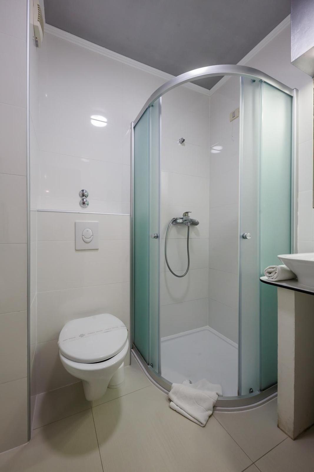 Double or Twin Room - Photo 5