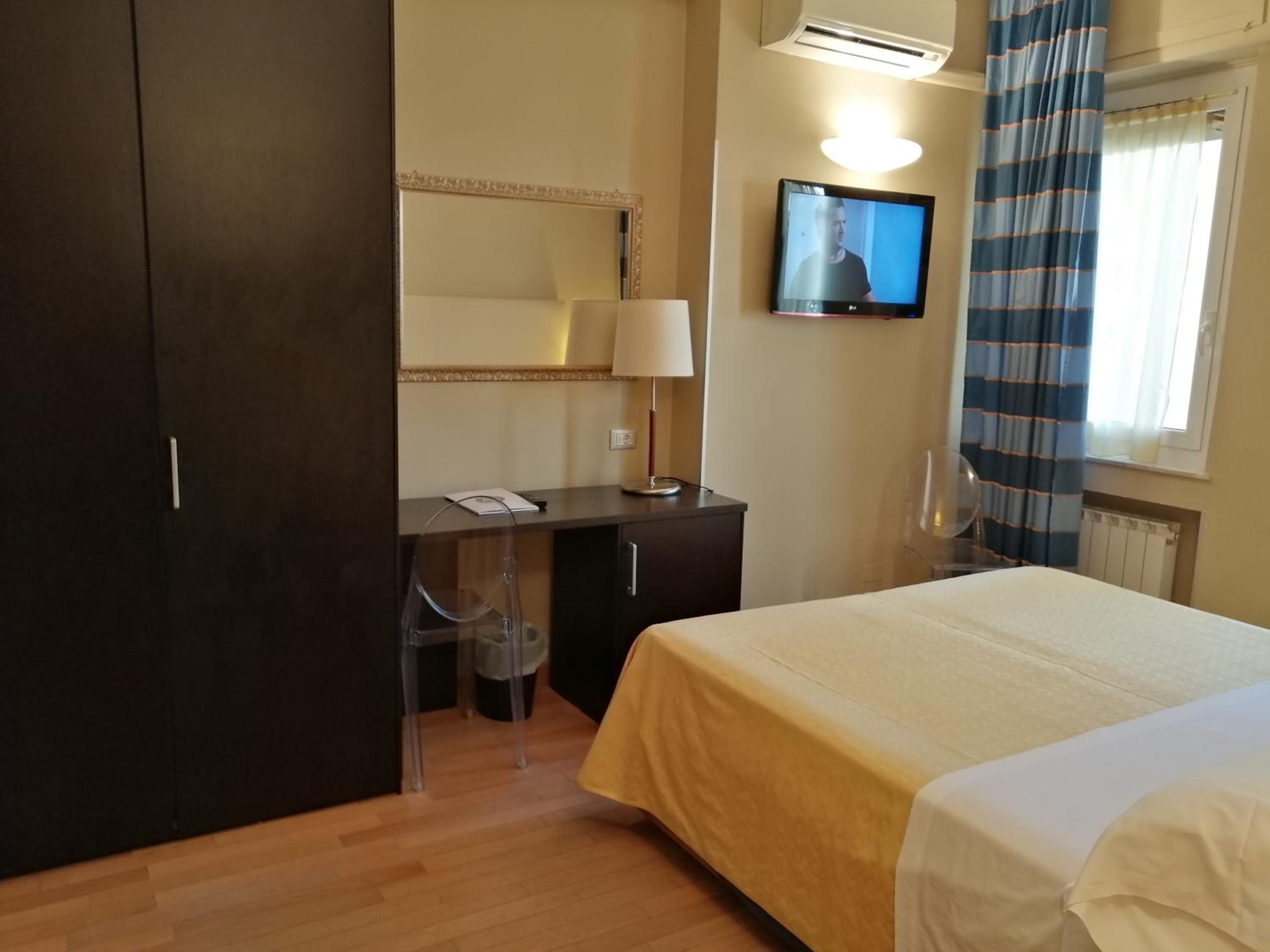 Standard Double Room - Photo 5