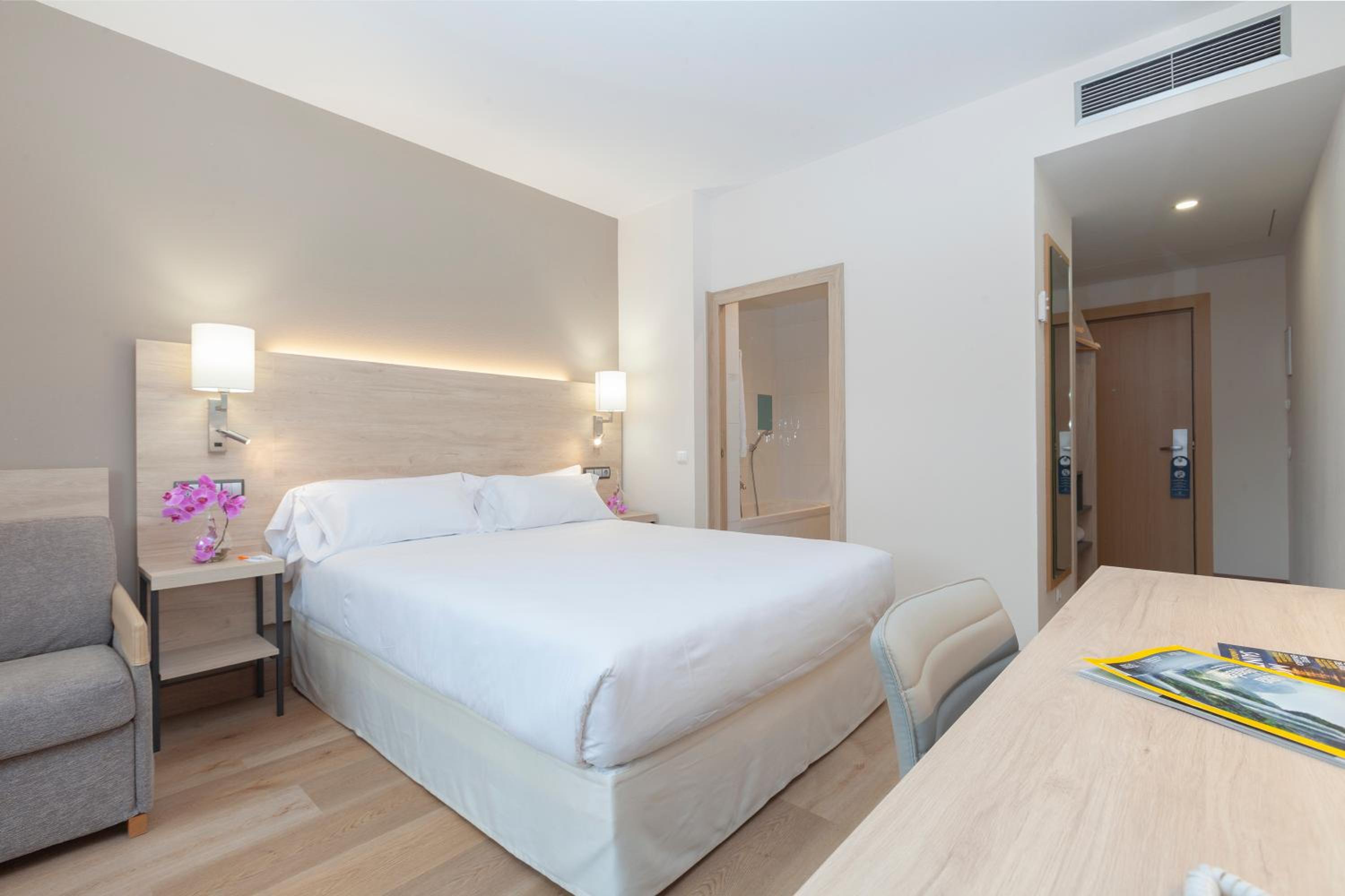 Deluxe Queen Room - Photo 11