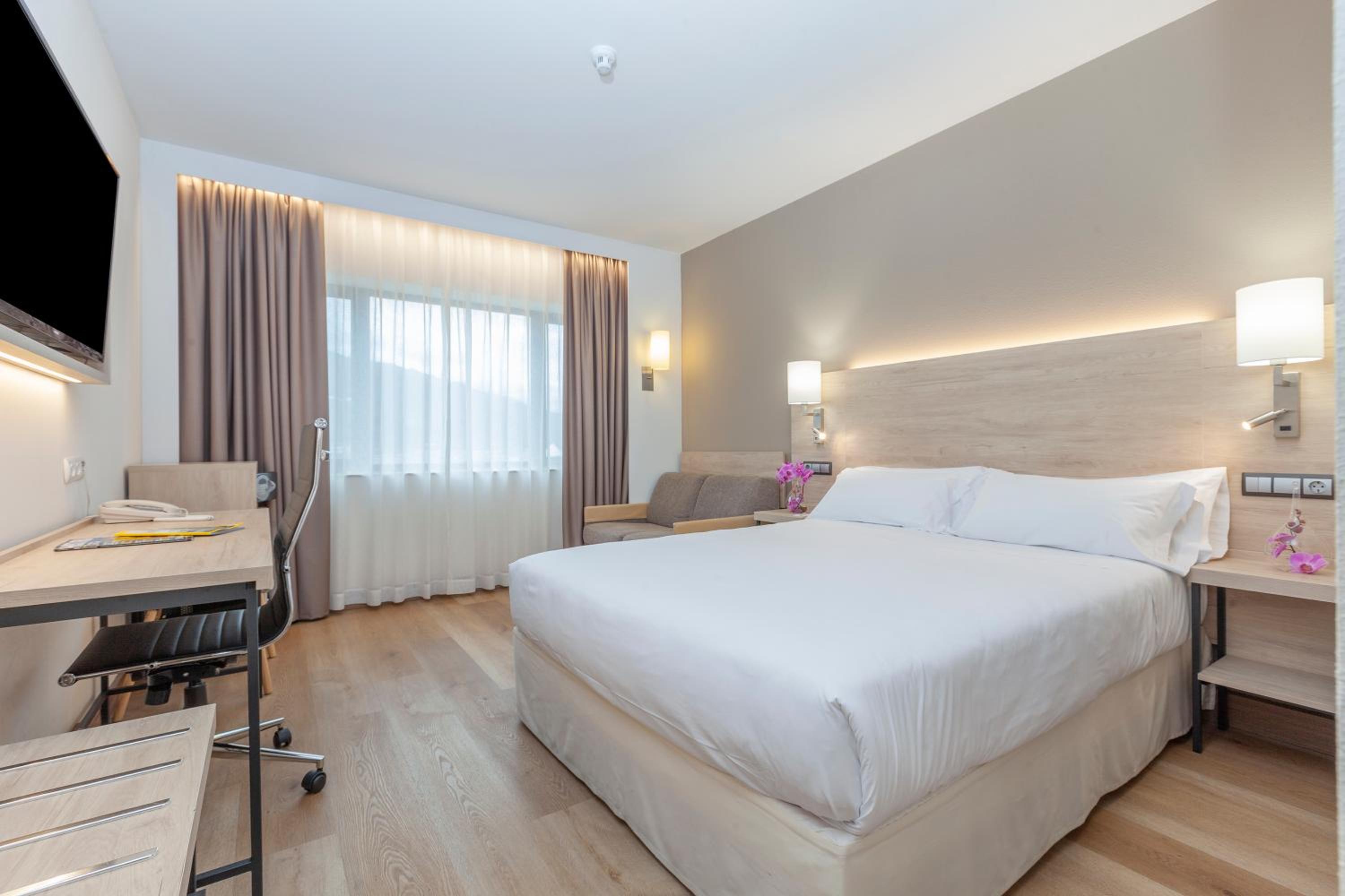 Deluxe Queen Room - Photo 10