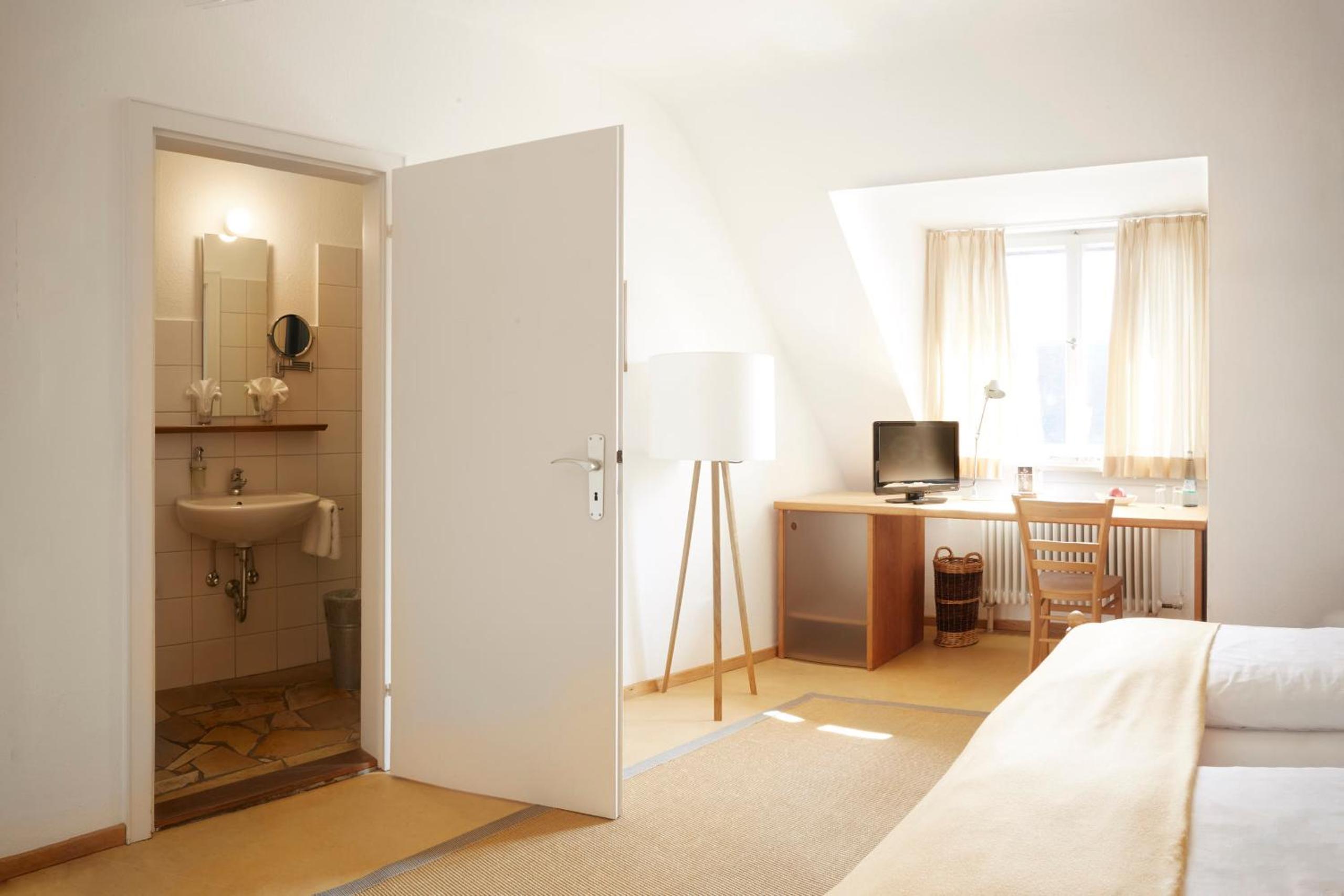 Standard Double Room - Photo 4