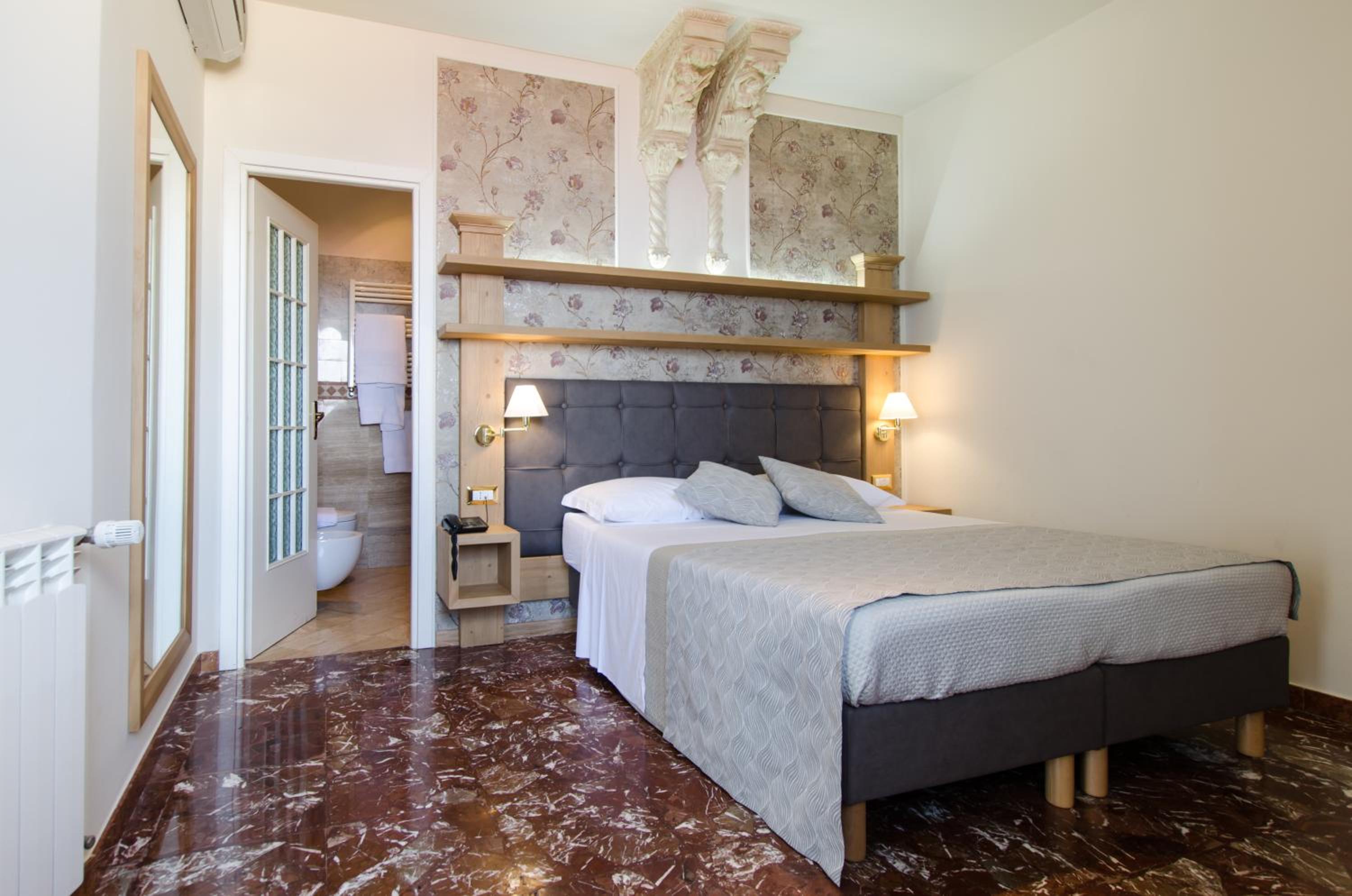 Standard Double Room - Photo 14