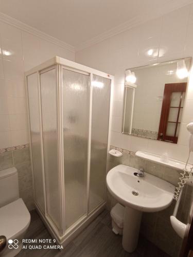 Single Room with Private Bathroom photo 3