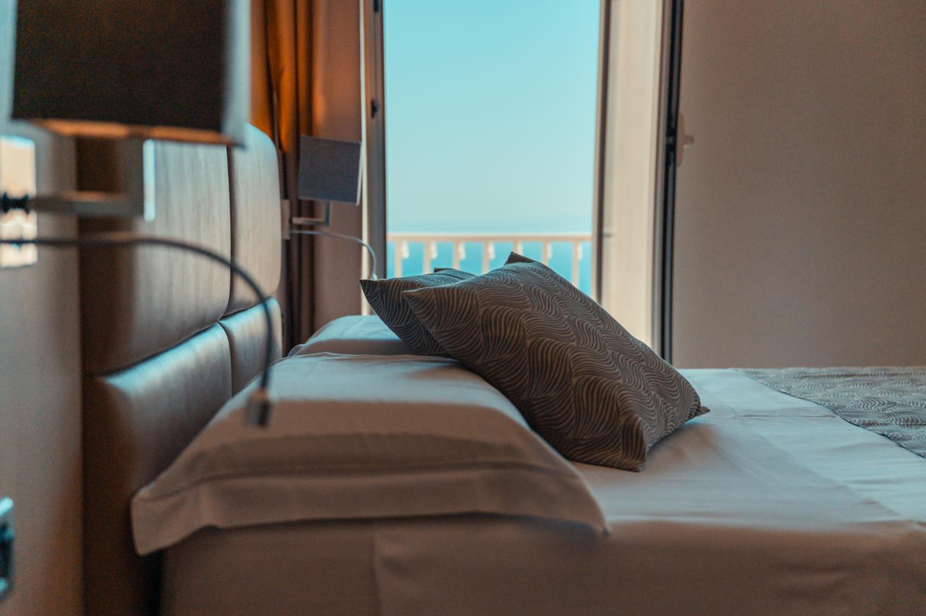 Deluxe Double Room with Balcony and Sea View - Photo 10