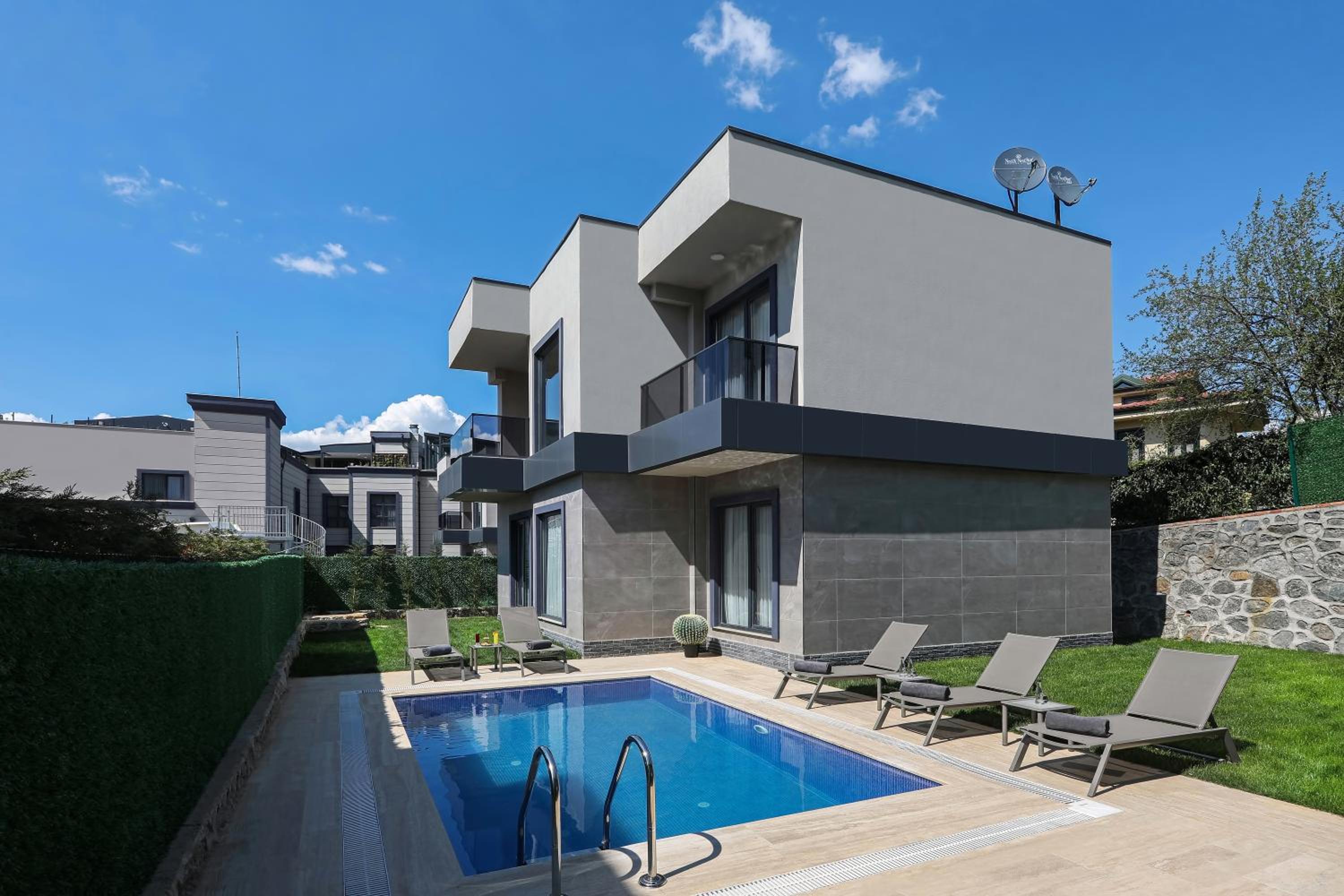 Villa with Private Pool - Photo 2