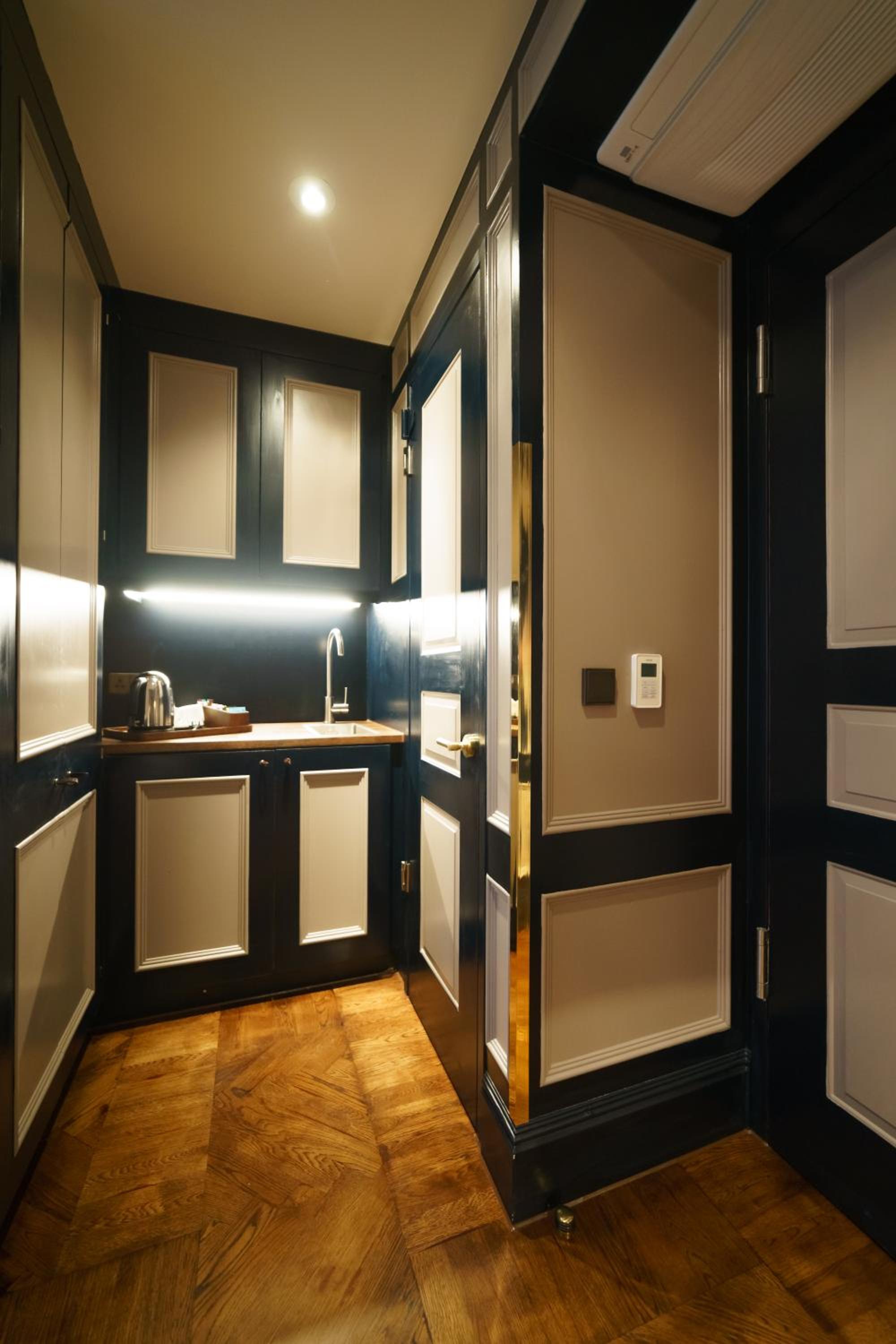 Mimi's Suite - serviced studio Apartments 230 ft away  photo 2