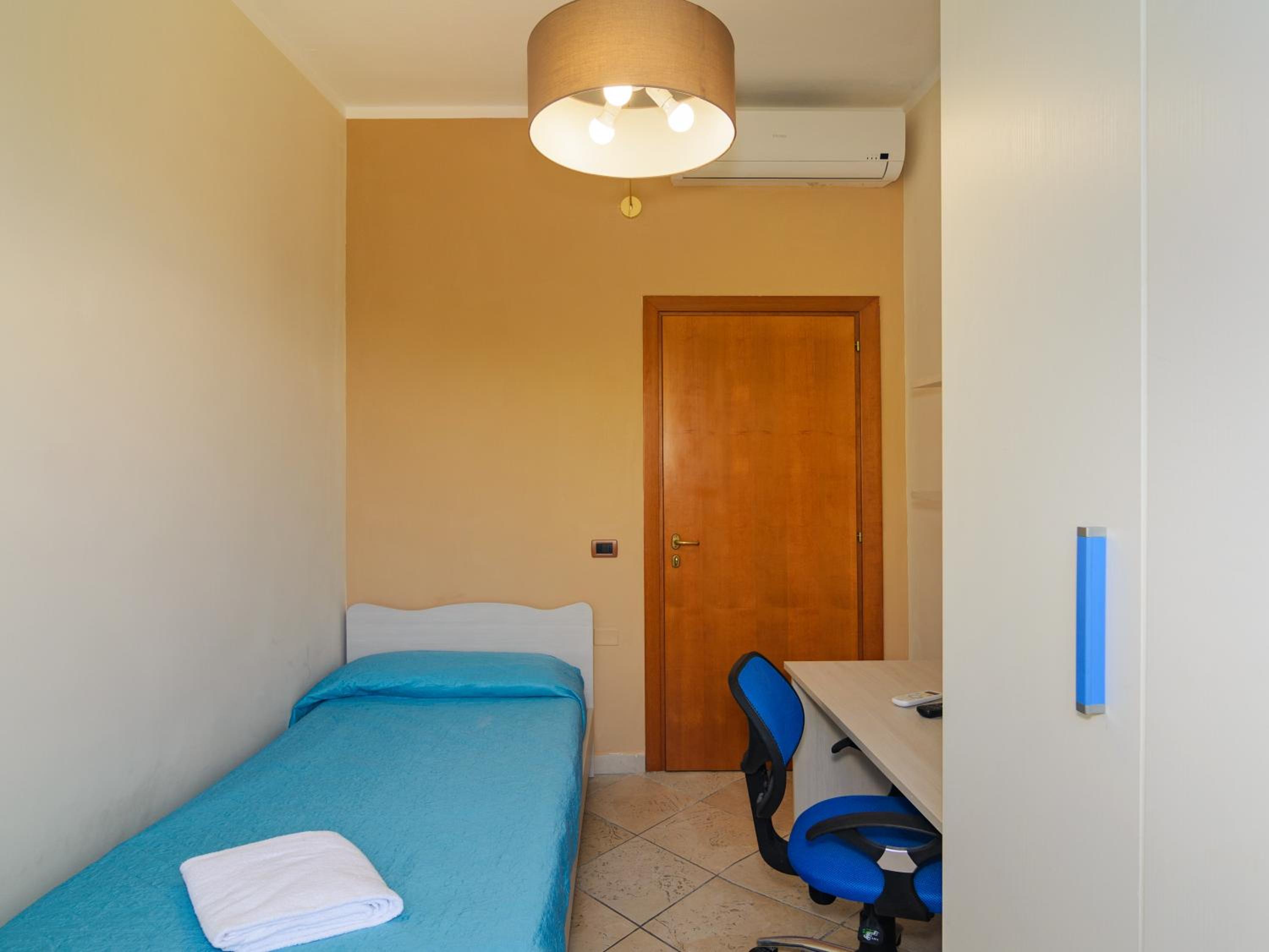 Single Room with Private External Bathroom photo 2