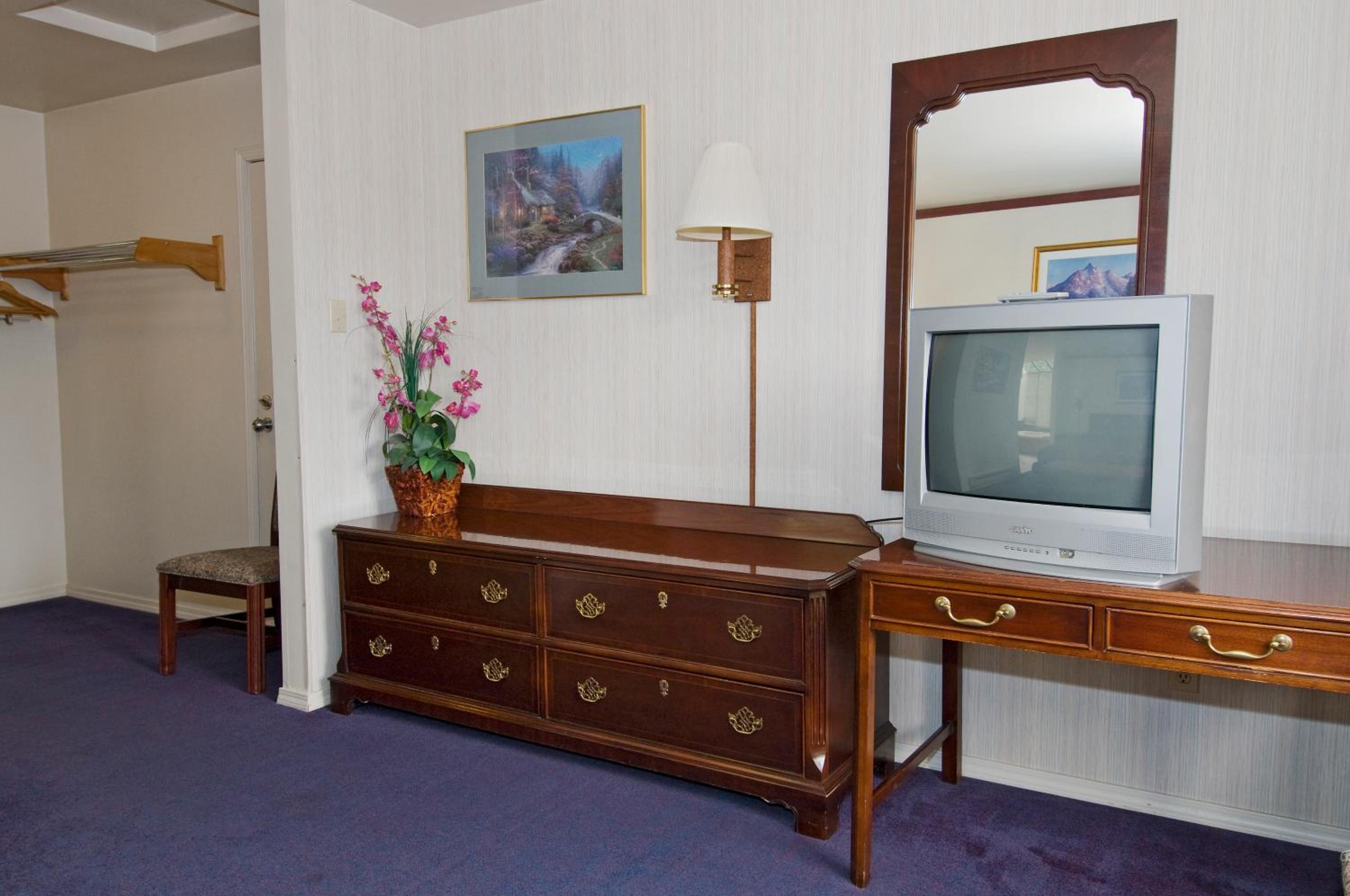 King Suite with Jacuzzi Tub  photo 2