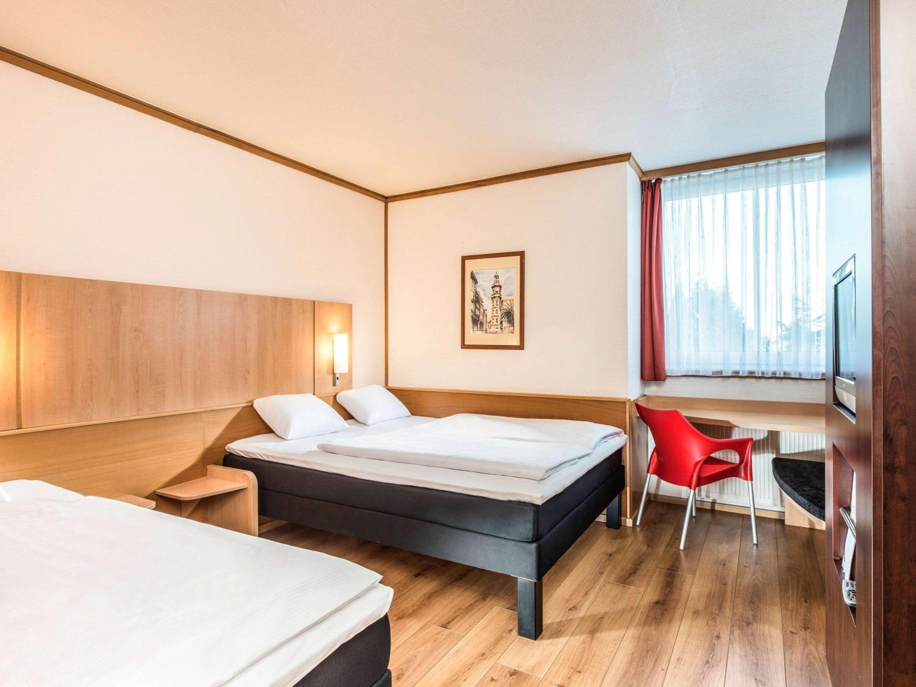 Standard Room with One Double Bed and One Single Bed - Photo 3