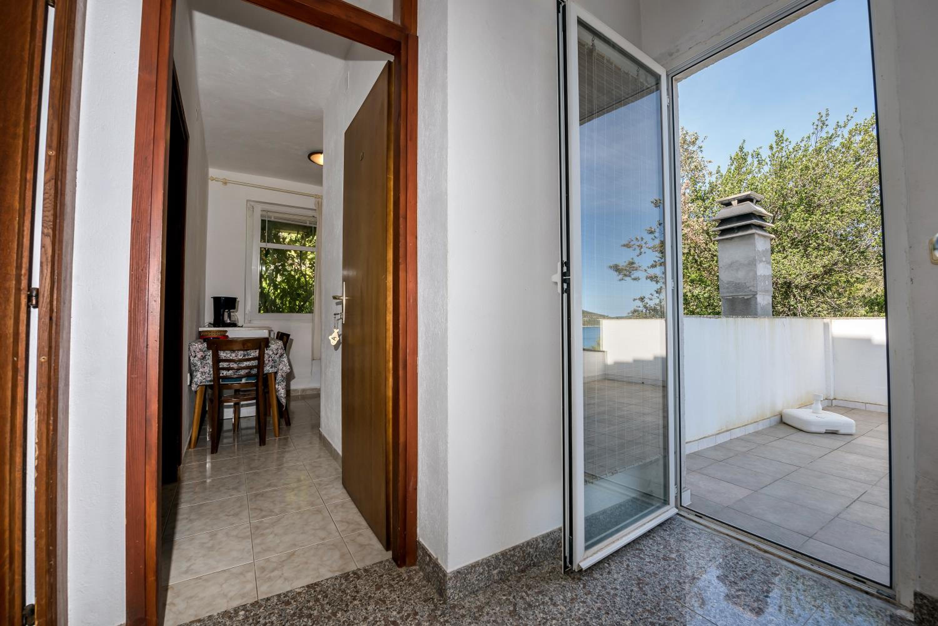Budget Studio Apartment with Terrace photo 3
