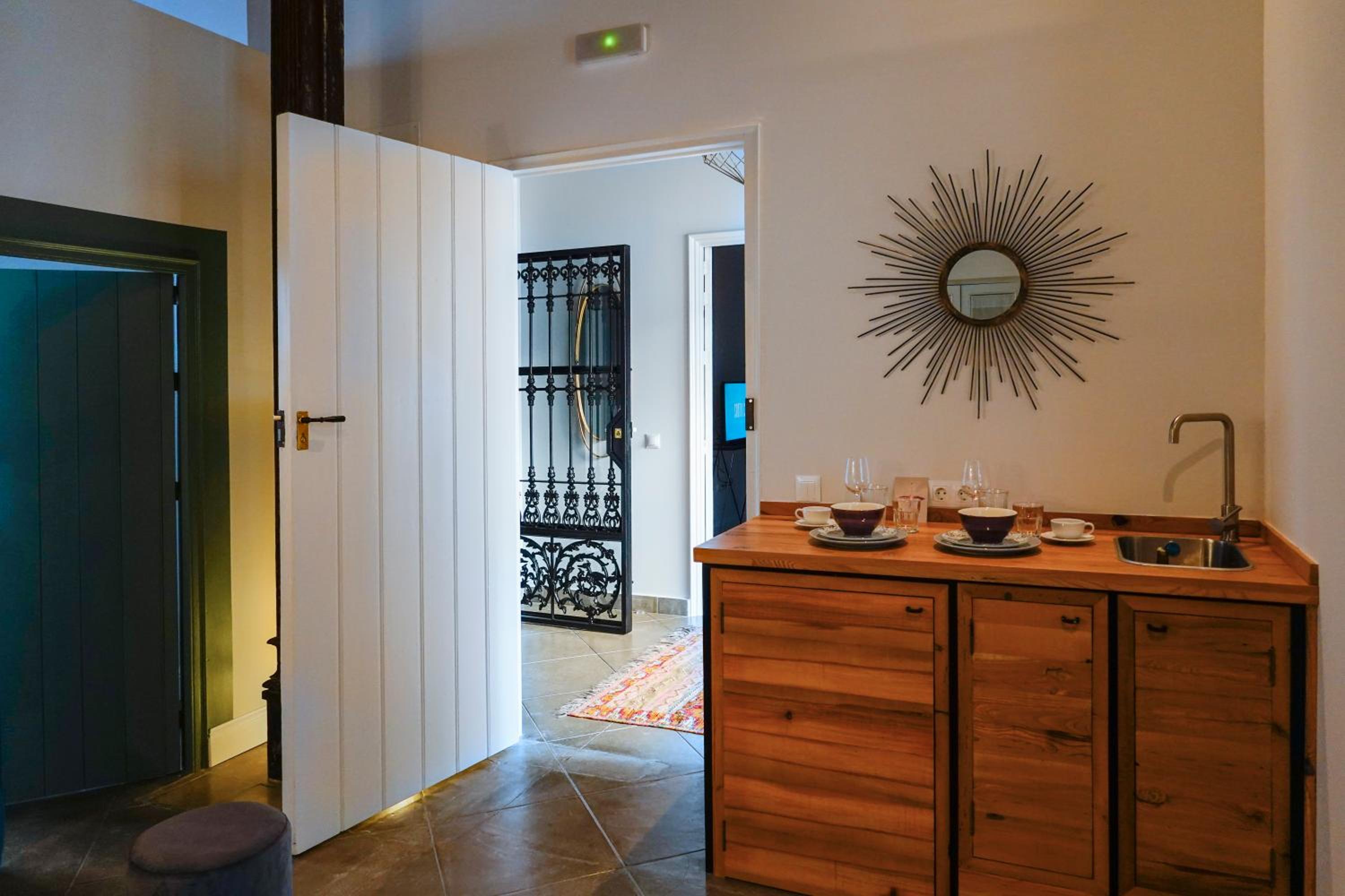 Deluxe Suite - Photo 6