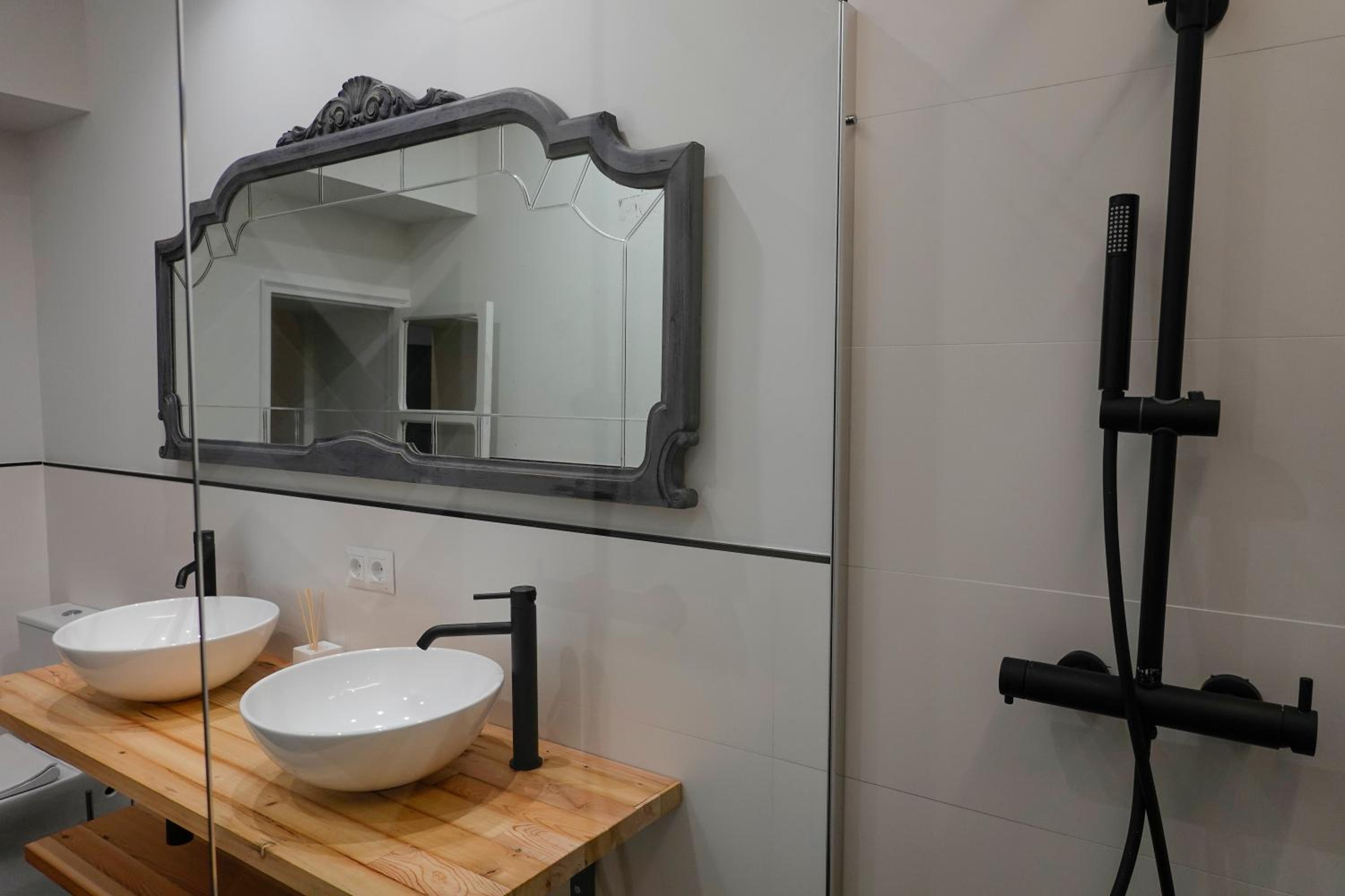 Deluxe Suite - Photo 17