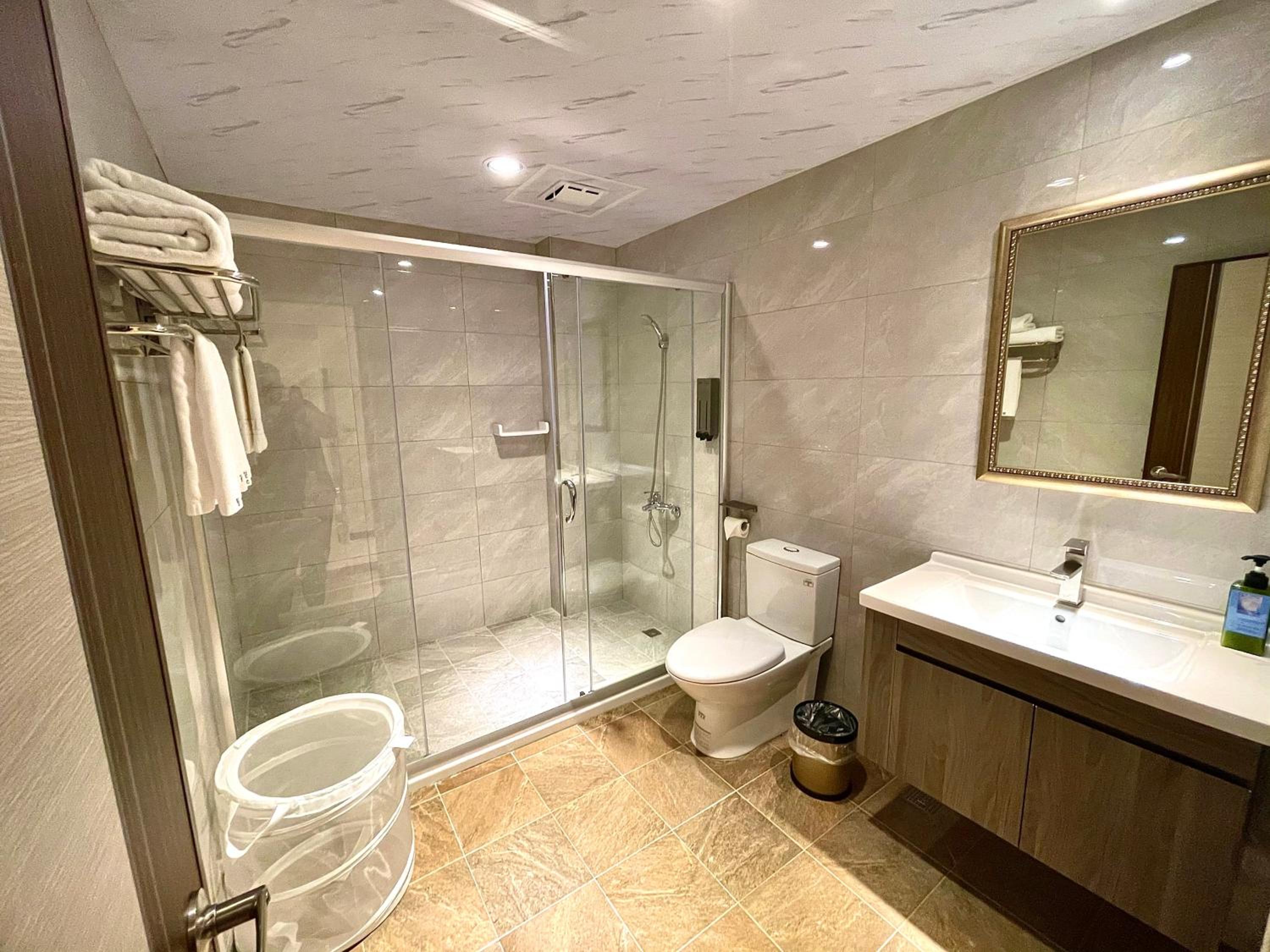 Queen Room photo 1