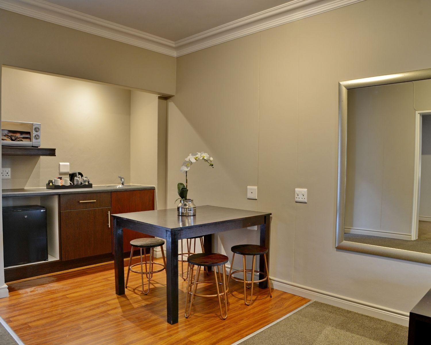 Executive Suite - Photo 9