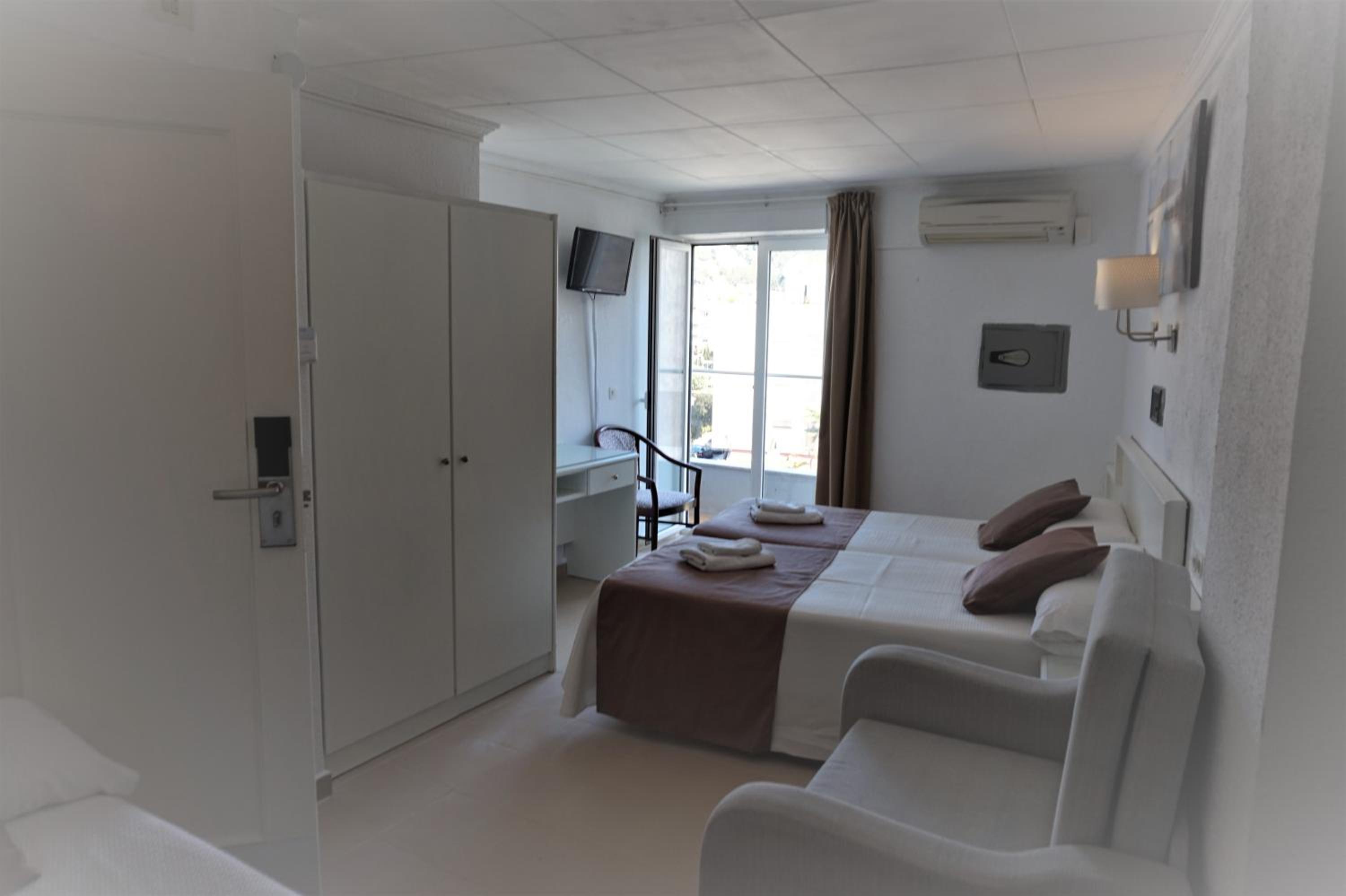 Quadruple Room - Photo 1