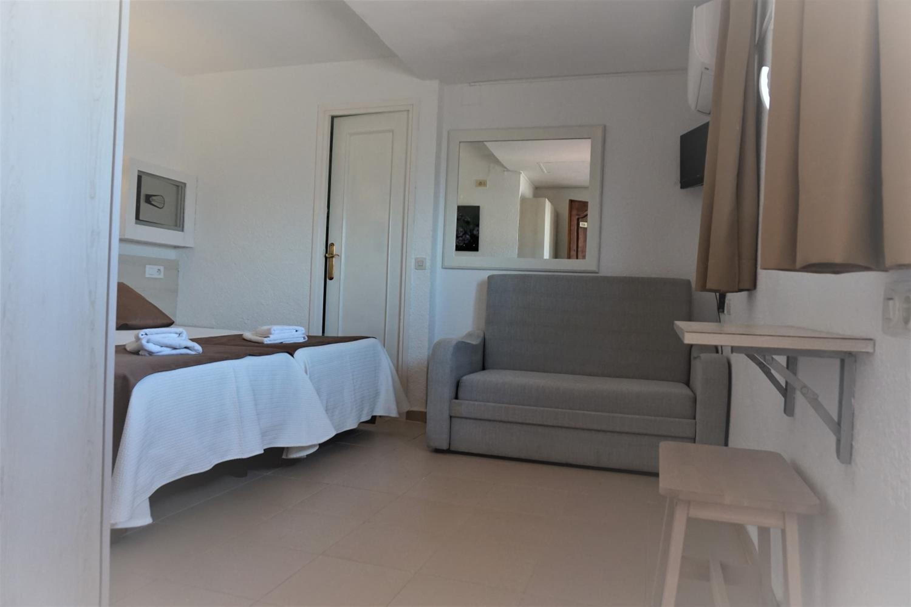Quadruple Room - Photo 3