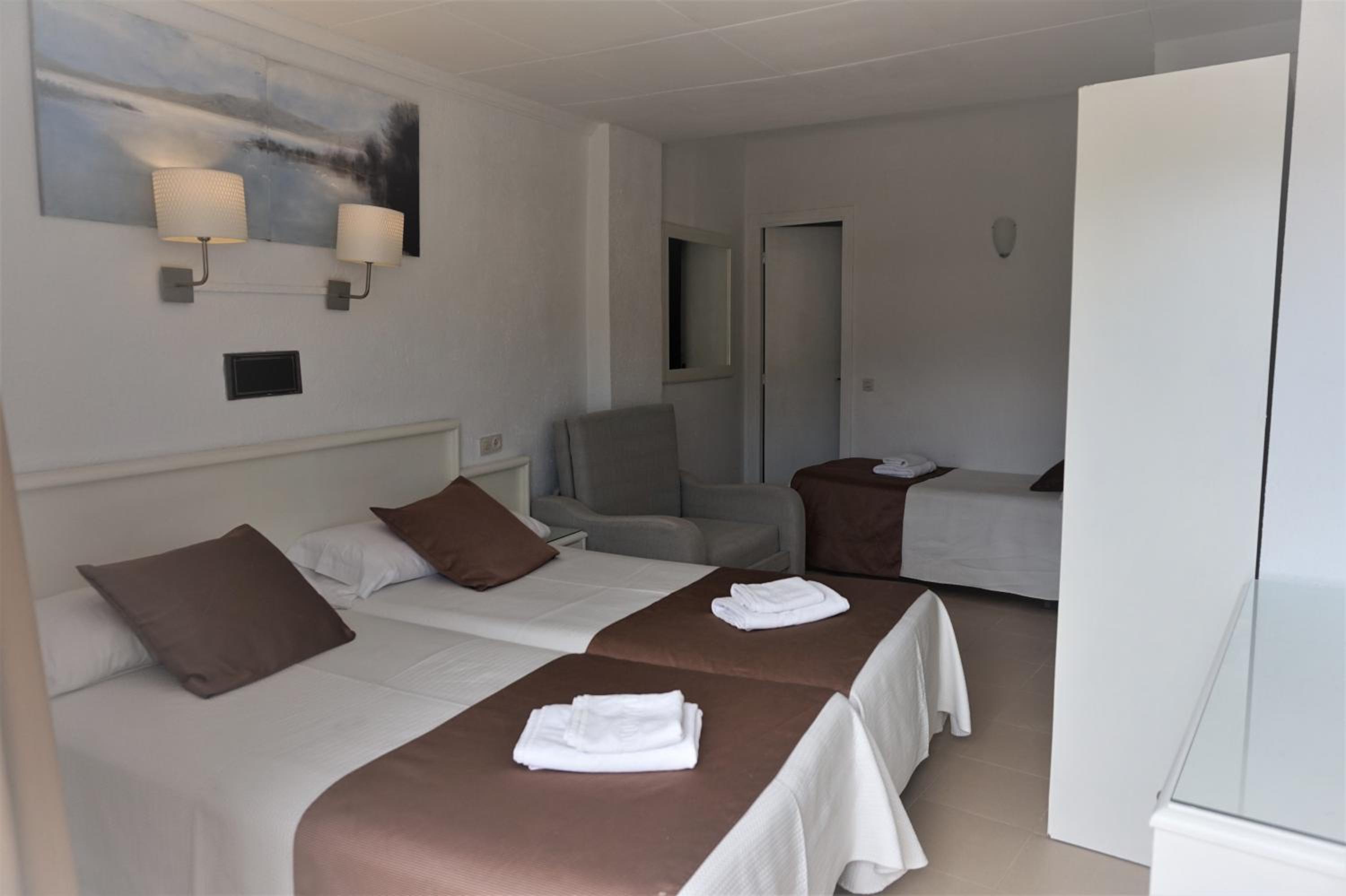 Quadruple Room - Photo 5