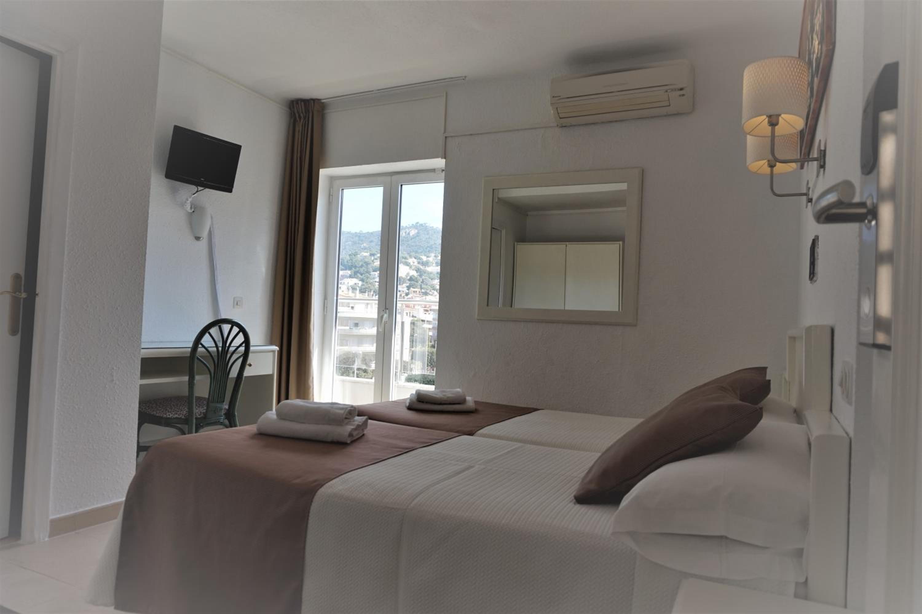Double or Twin Room - Photo 4