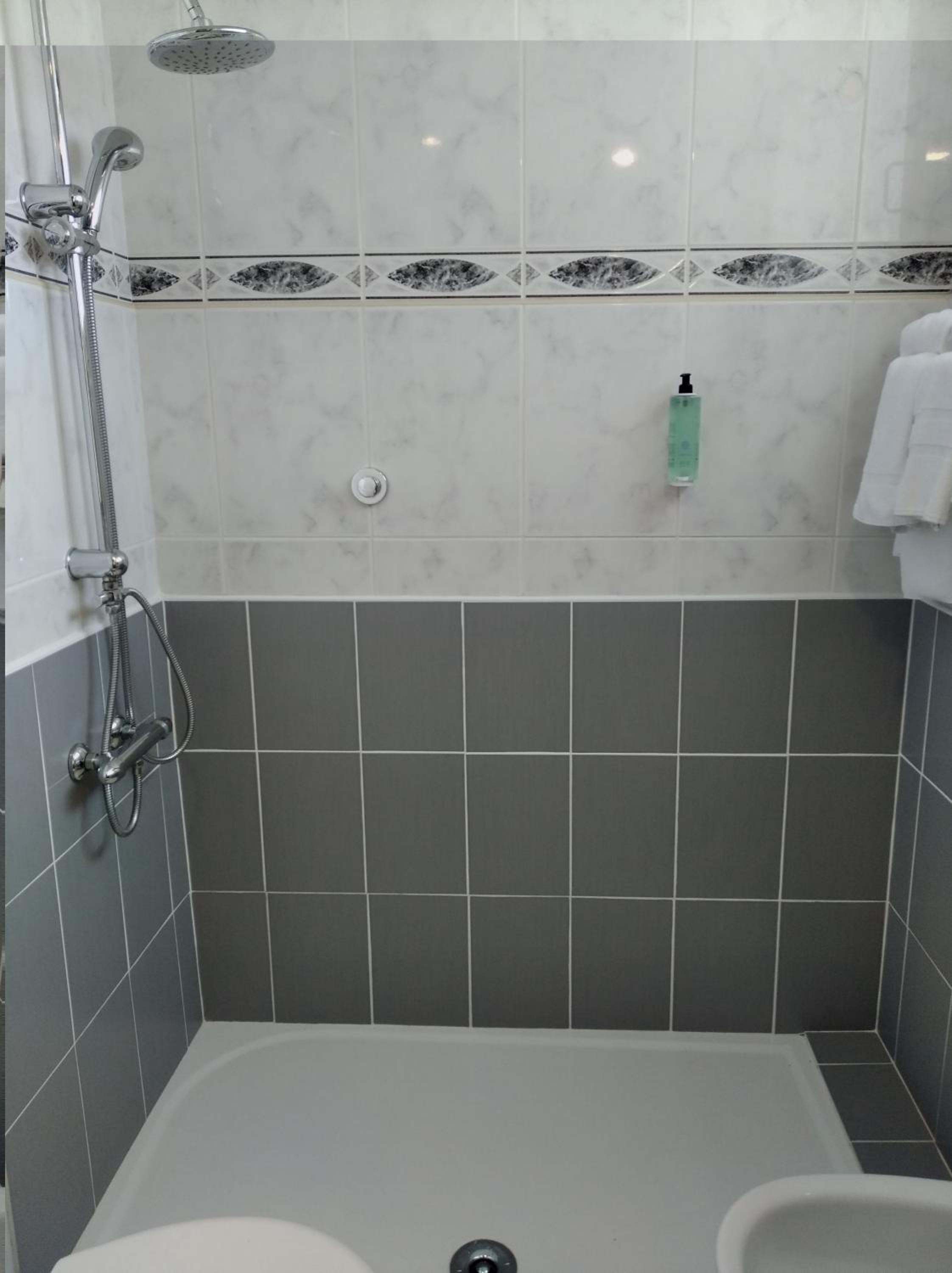 Double or Twin Room - Photo 5
