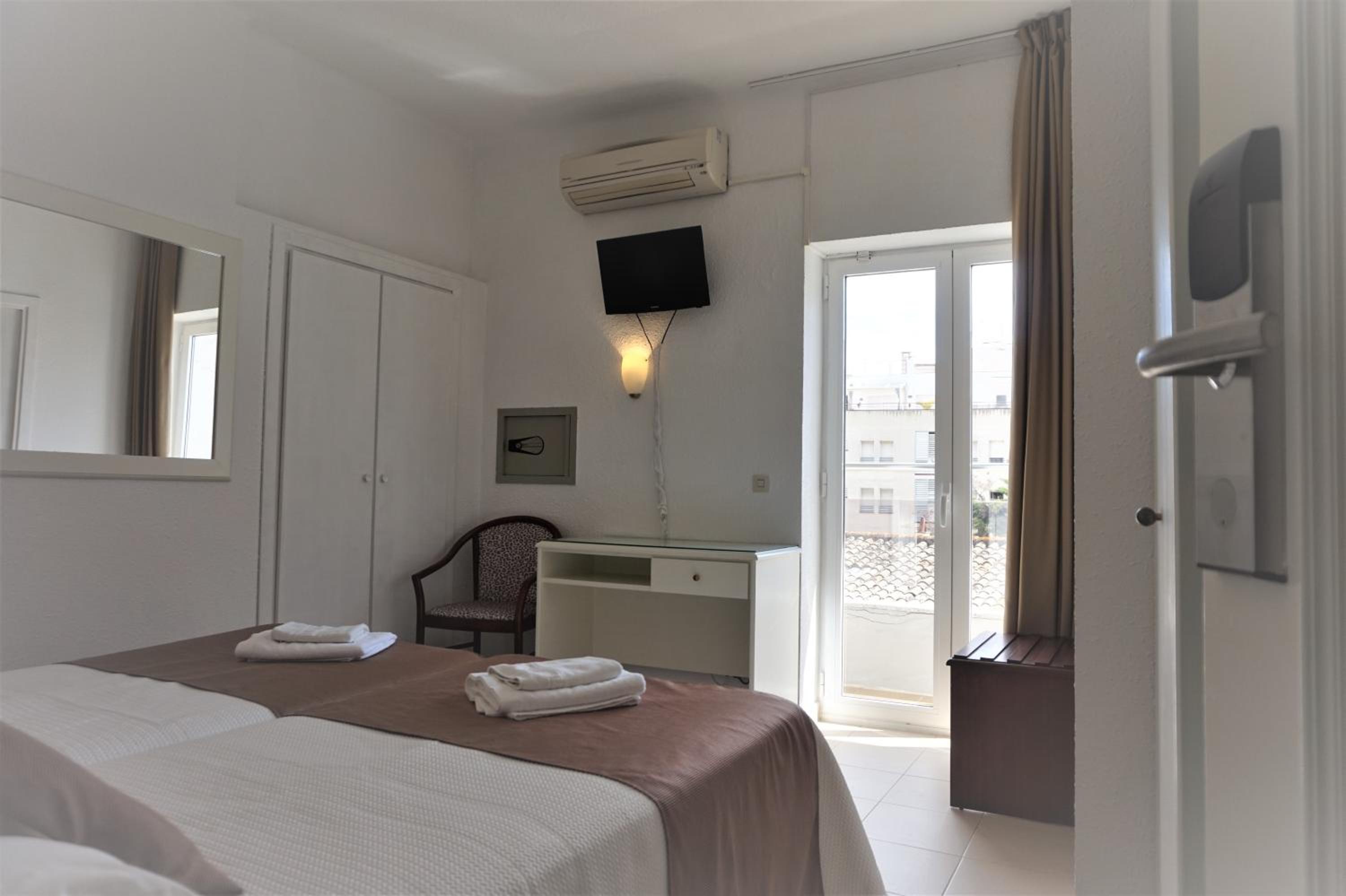 Double or Twin Room - Photo 5
